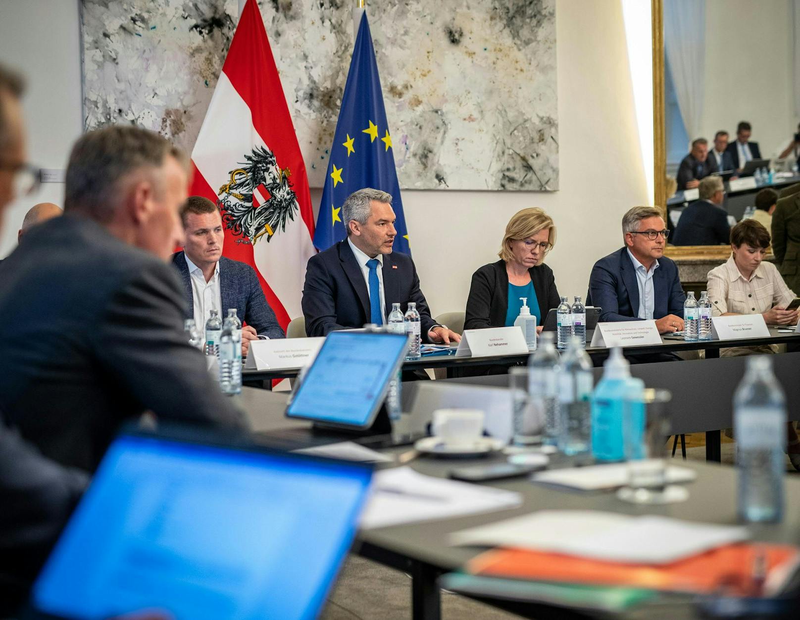 Energiegipfel im Bundeskanzleramt: v.l.n.r. Nehammer, Gewessler, Brunner und Maurer mit Vertretern der E-Wirtschaft.