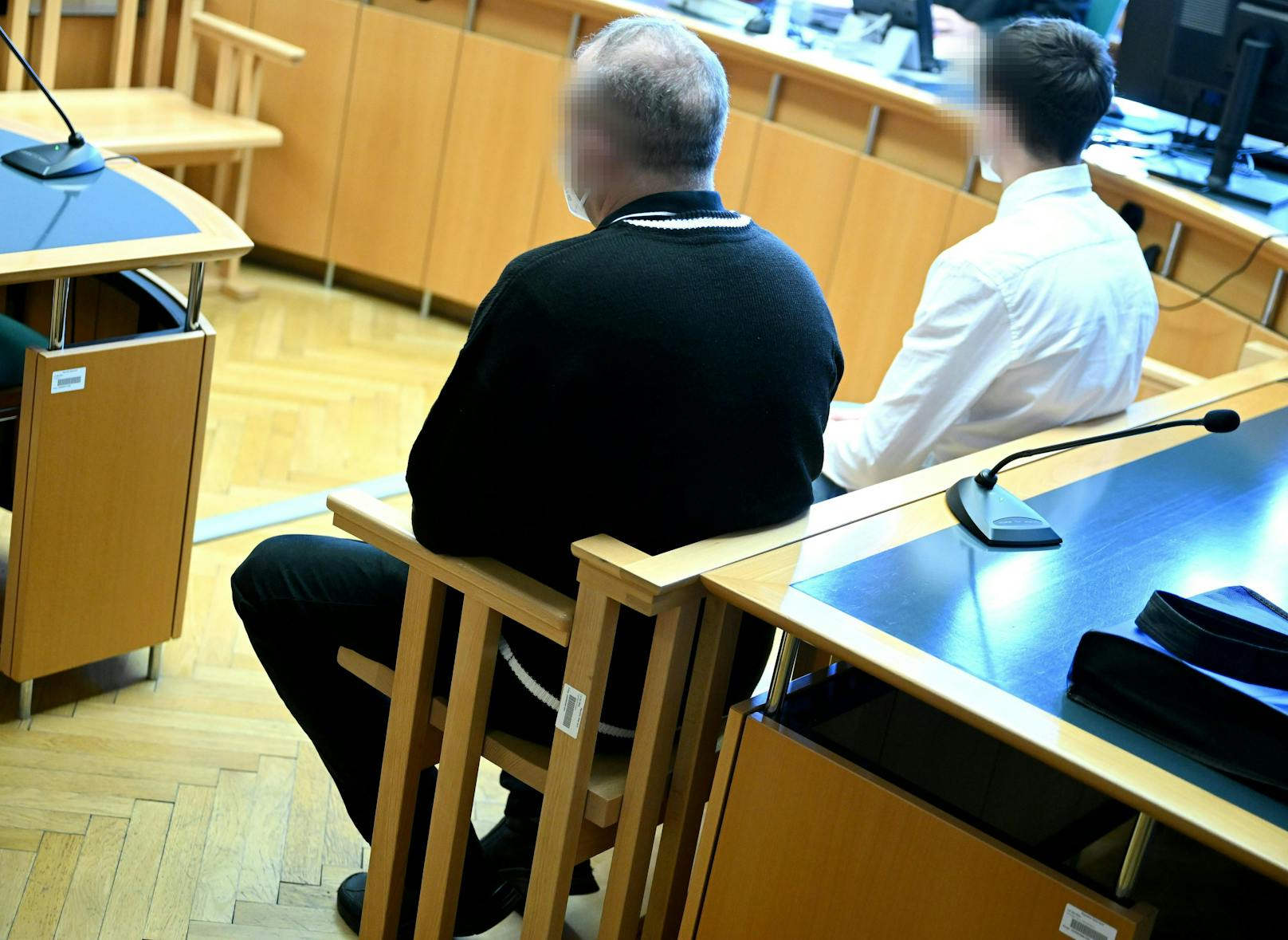 Der Vater und sein Sohn, beide wegen Missbrauchs angeklagt, am Landesgericht Wien
