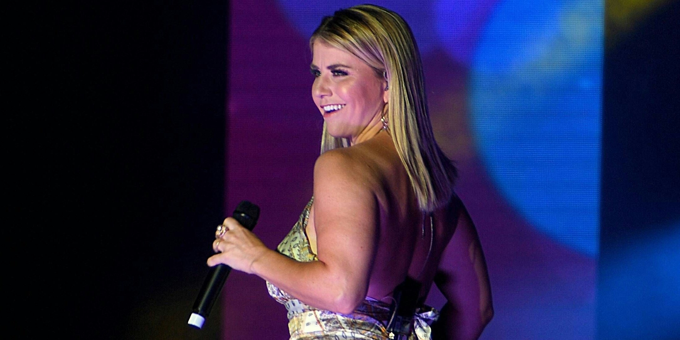 Die Sängerin wird bei ihrem Konzert von zwei nackten Männern überrascht.