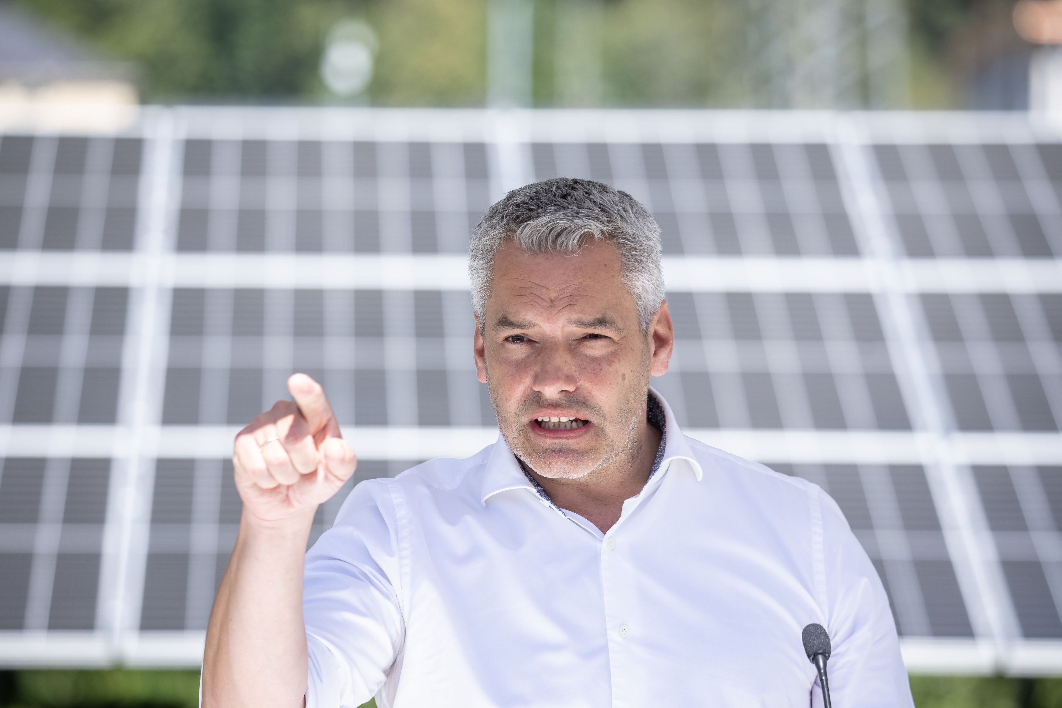 Bundeskanzler Karl Nehammer während eines Besuchs der TIWAG-Photovoltaikanlage in Jenbach am 23. August 2022.