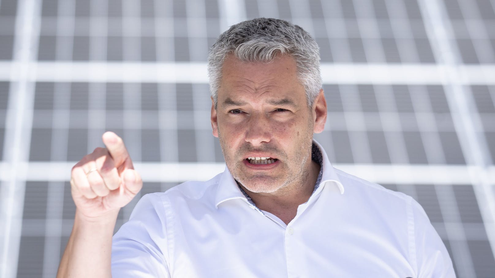Bundeskanzler Karl Nehammer während eines Besuchs der TIWAG-Photovoltaikanlage in Jenbach am 23. August 2022.