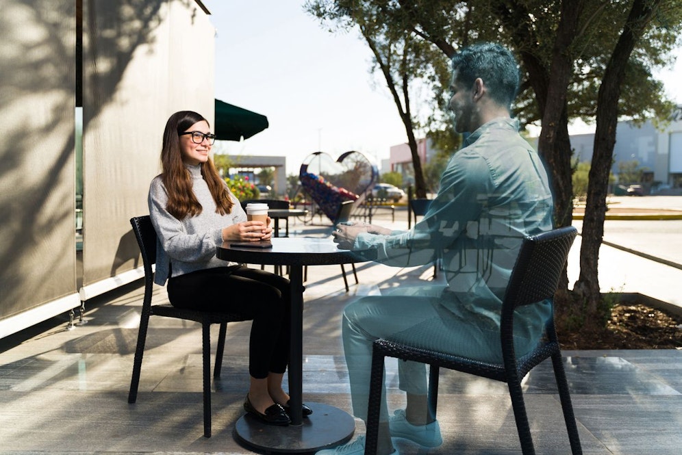 Eine Online-Welt in der du dich mittels Augmented und Virtual Reality bewegen kannst und durch NFTs digitale Güter kaufen kannst klingt doch nach einem perfekten virtuellen Date.