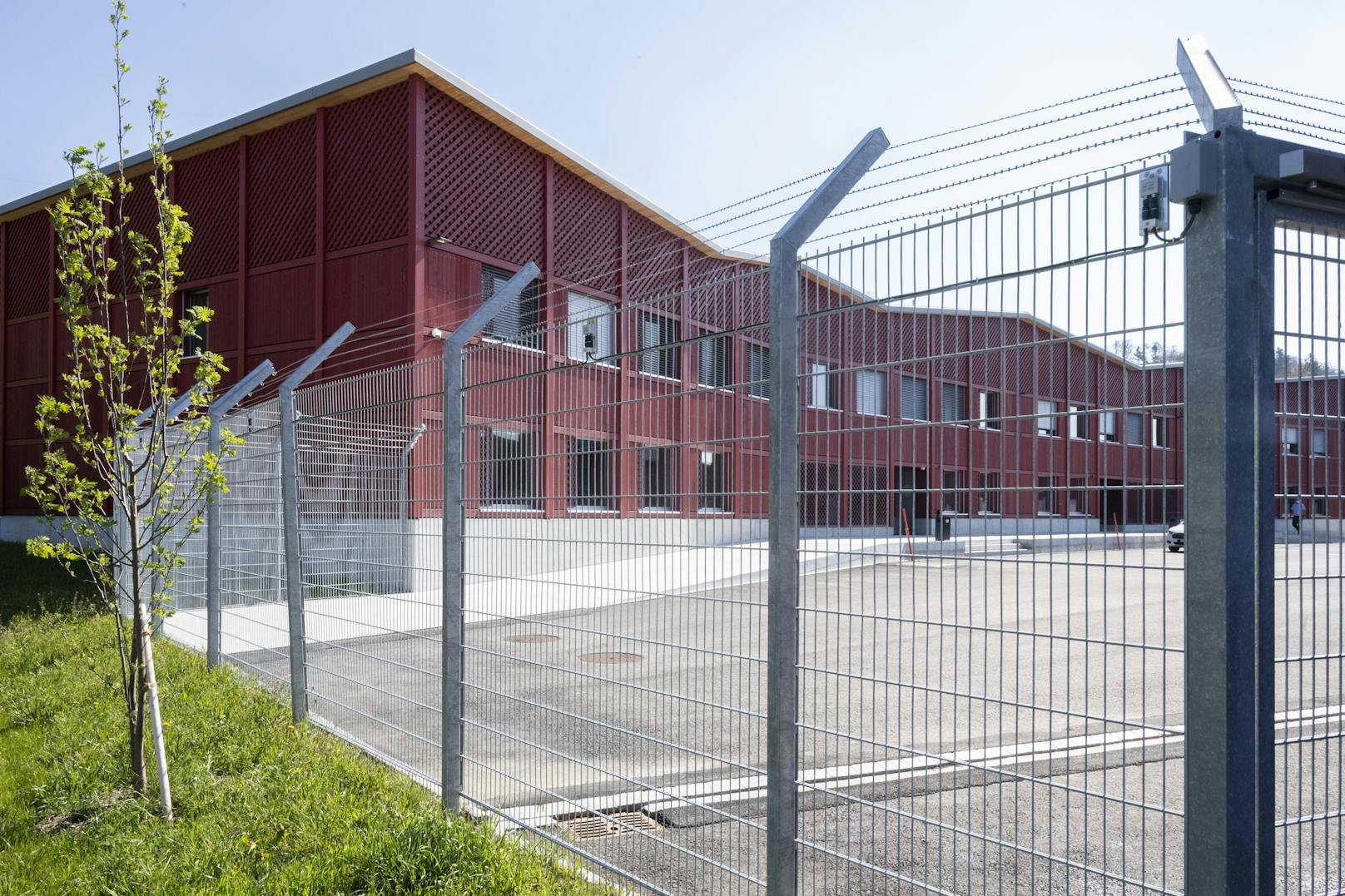 Dieses Schweizer-Gefängnis musste am Sonntag evakuiert werden. Der Häftling schloss sich selbst in eine Zelle und zündete ein heftiges Feuer.
