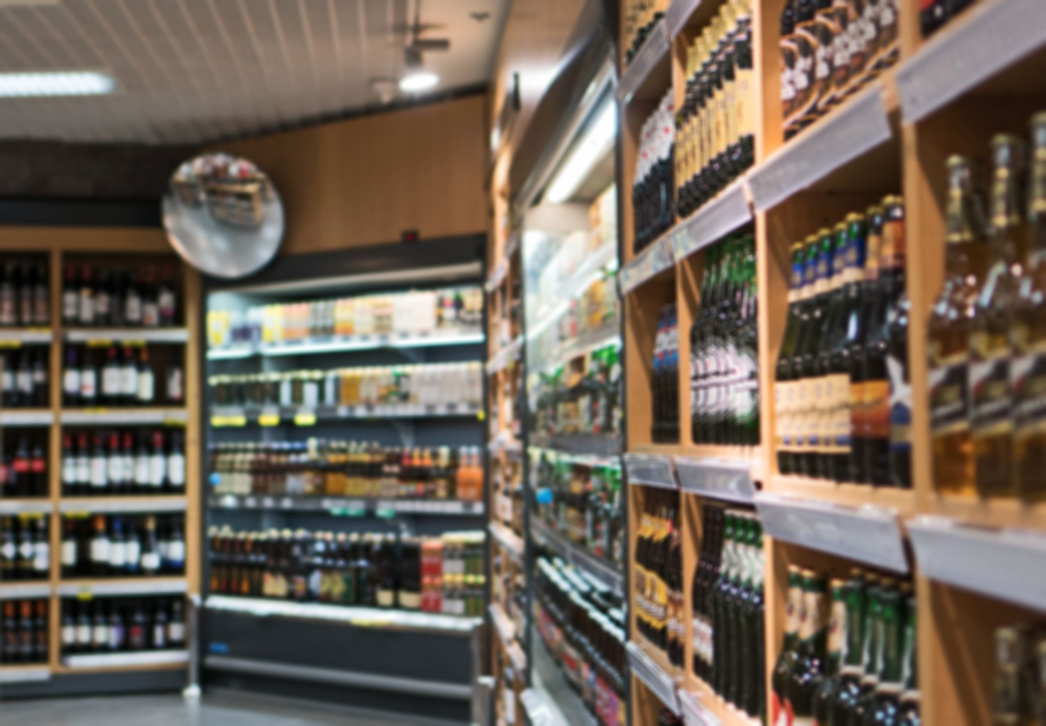 Symbolfoto von Supermarkt-Regalen mit Alkohol