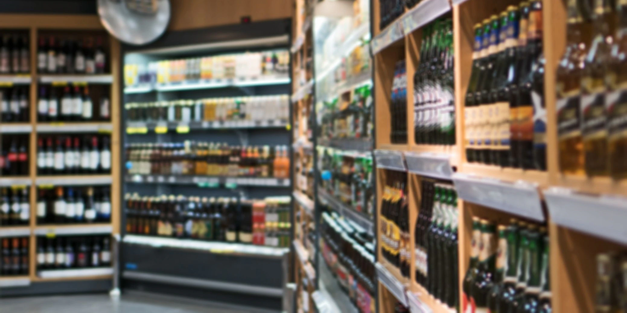 Symbolfoto von Supermarkt-Regalen mit Alkohol