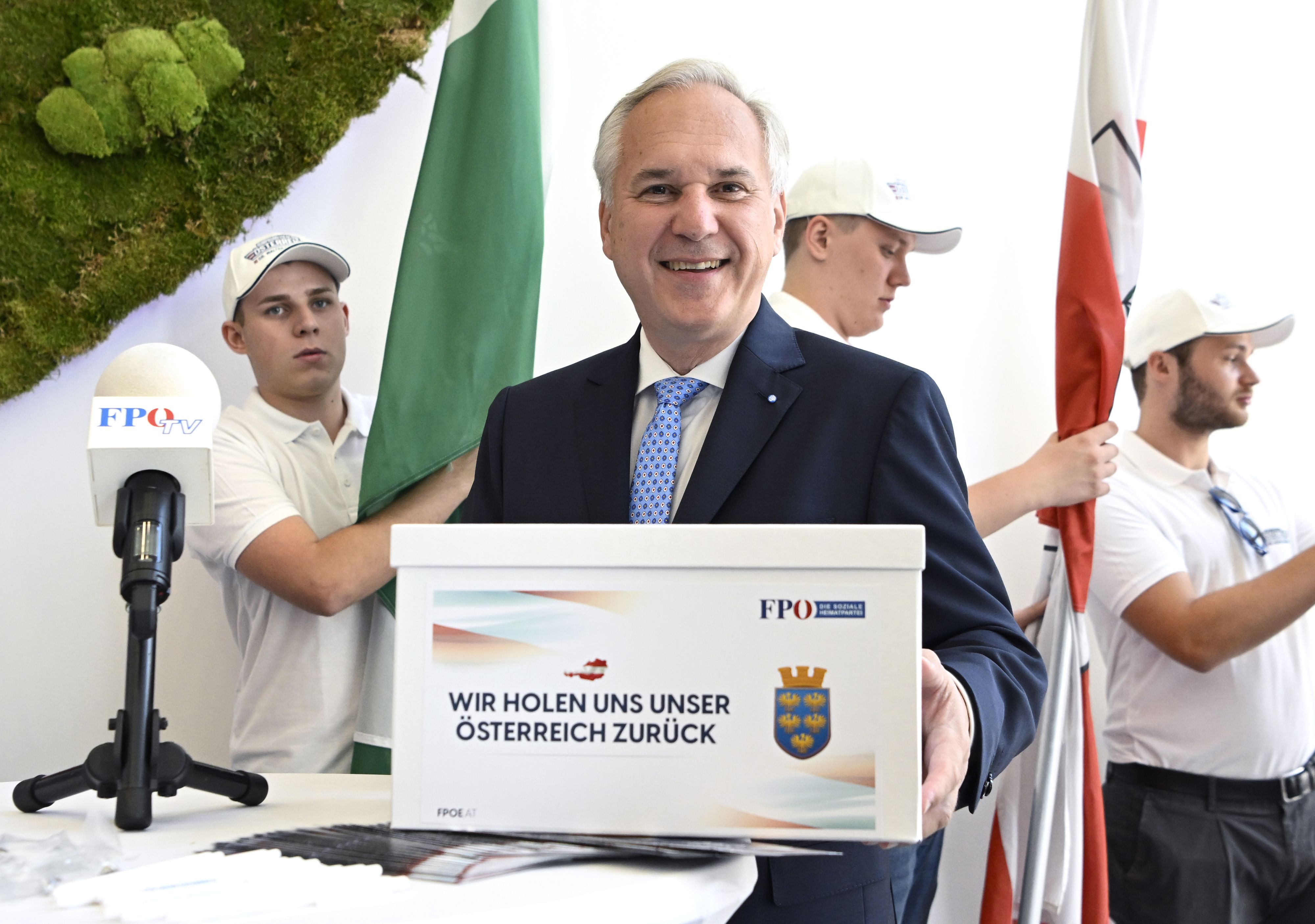 Rosenkranz übergab die Unterschriften.