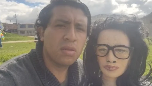 Nachdem er jahrelang Single war, hat der TikTok-Nutzer @montbk5959 bekannt gegeben, dass er eine Beziehung mit einer Stoffpuppe hat und sie auch heiraten will.