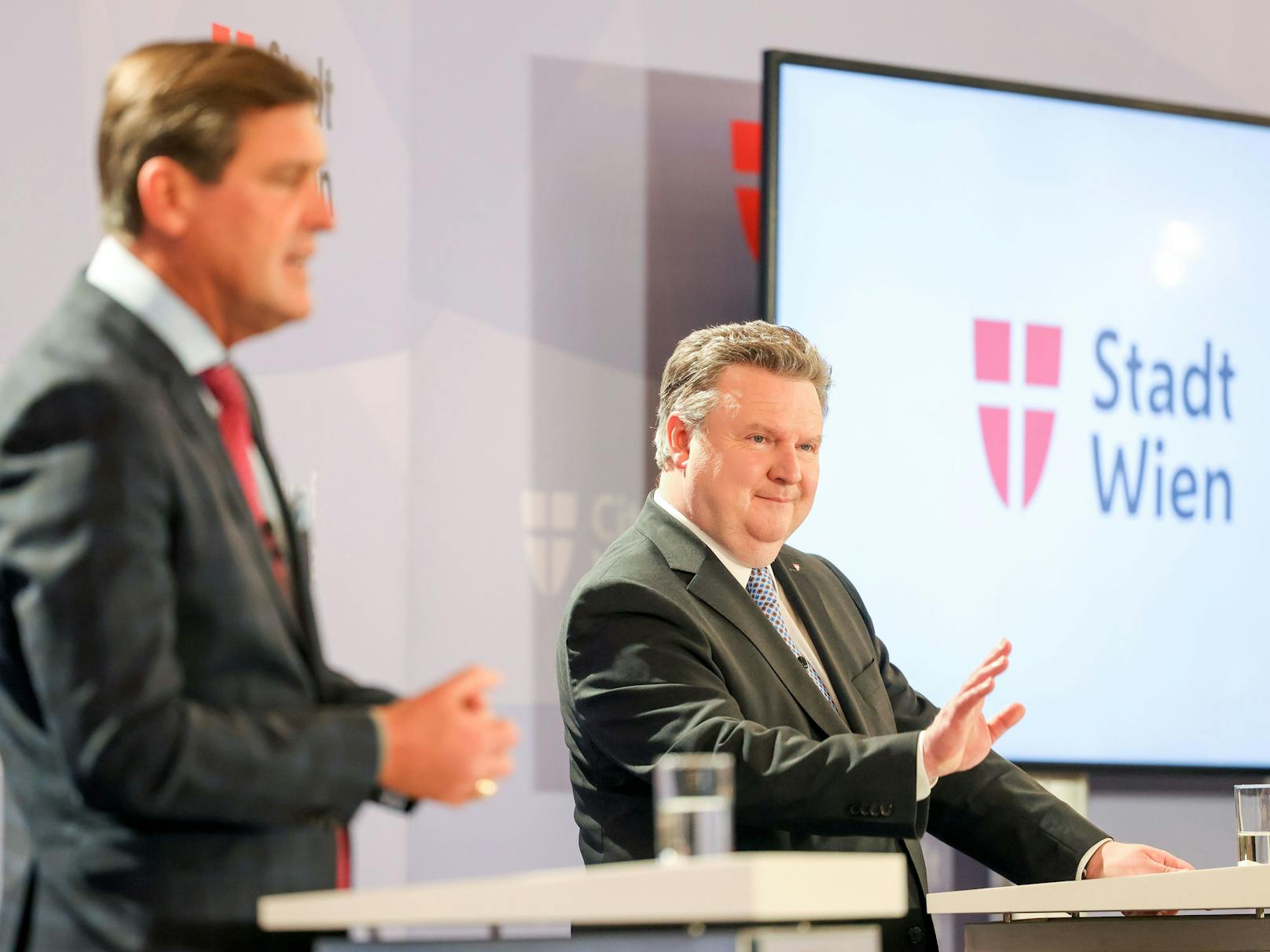 Bürgermeister Michael Ludwig (re.) und Wirtschaftsstadtrat Peter Hanke (beide SPÖ) im Rahmen einer Pressekonferenz zum Thema Wien Energie. Archivbild.&nbsp;