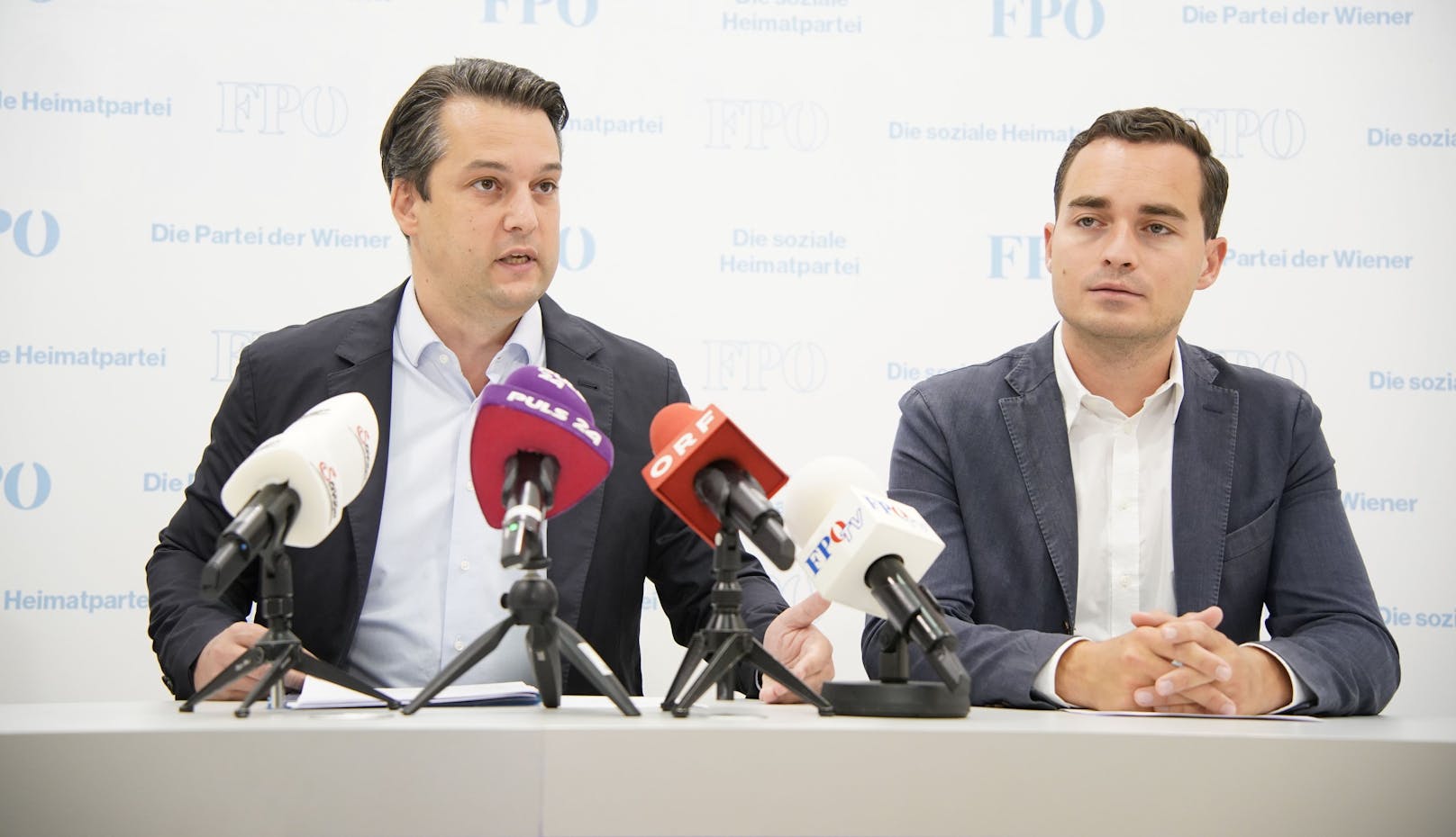 FP-Chef Dominik Nepp und Klubobmann Maximilian Krauss kündigen eine Anzeige wegen Amtsmissbrauch gegen Bürgermeister Michael Ludwig (SPÖ) und Finanzstadtrat Peter Hanke an.