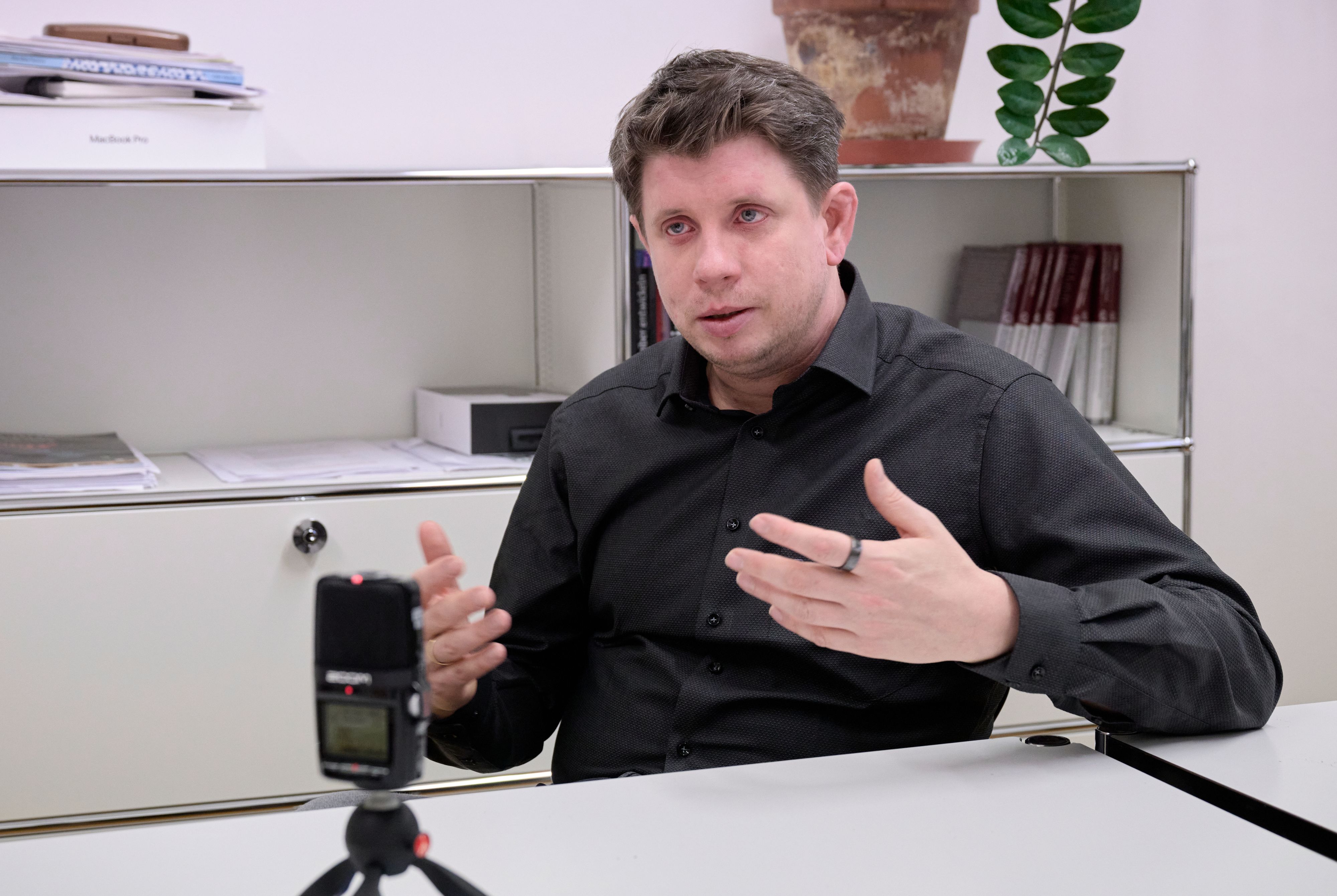 Auch Komplexitätsforscher Peter Klimek sieht Verbesserungspotenzial.