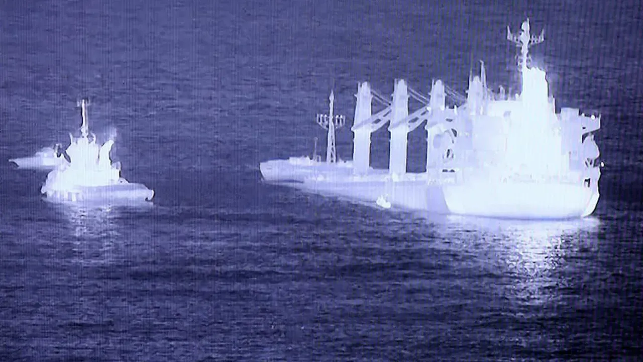 Nacht-Aufnahme: Das Schiff liegt rund 200 Meter vor der Küste