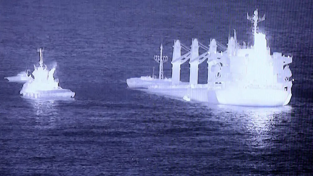 Nacht-Aufnahme: Das Schiff liegt rund 200 Meter vor der Küste