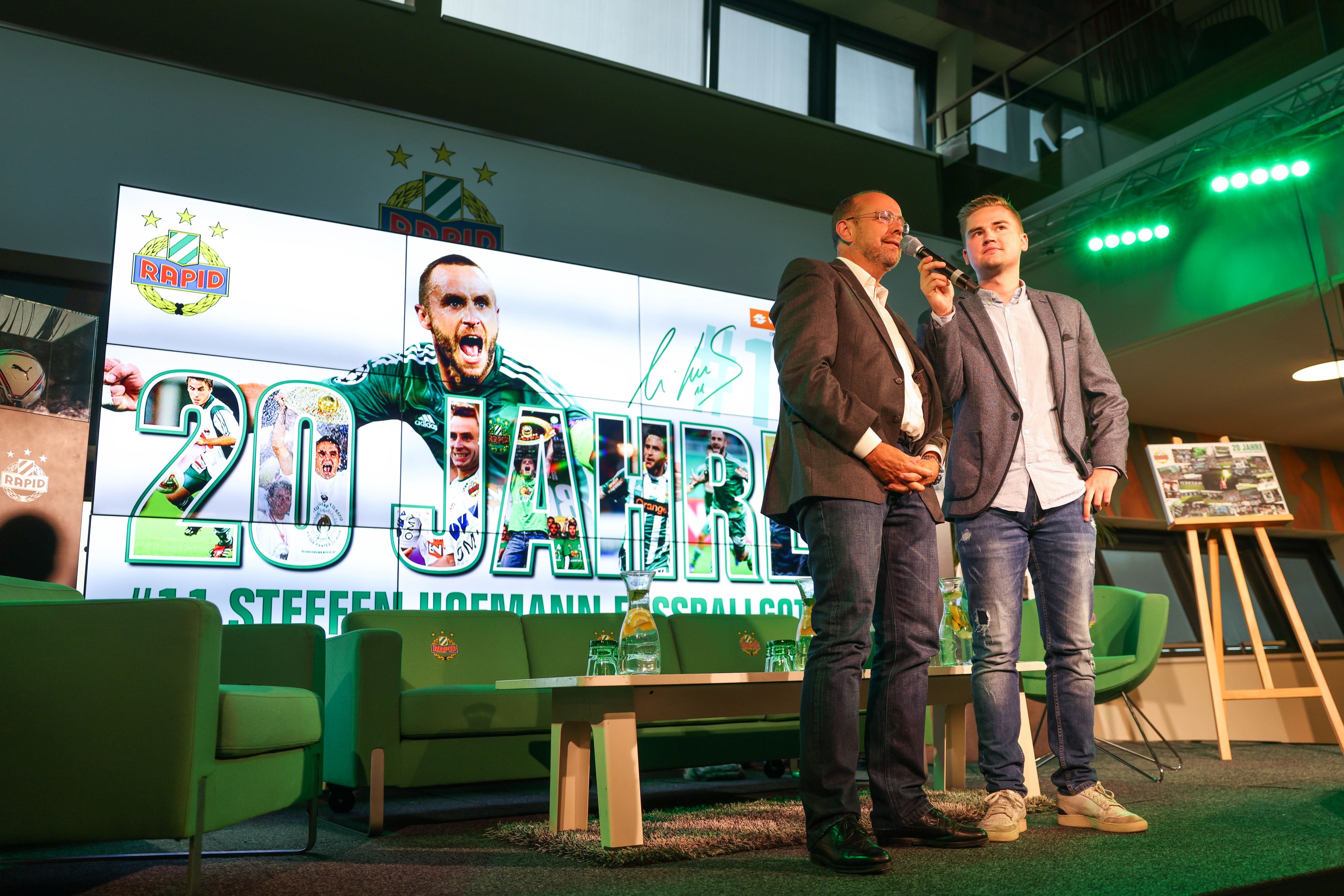 Noch-Präsident Bruckner spricht, sein möglicher Nachfolger Steffen Hofmann blickt von der Video-Wand.