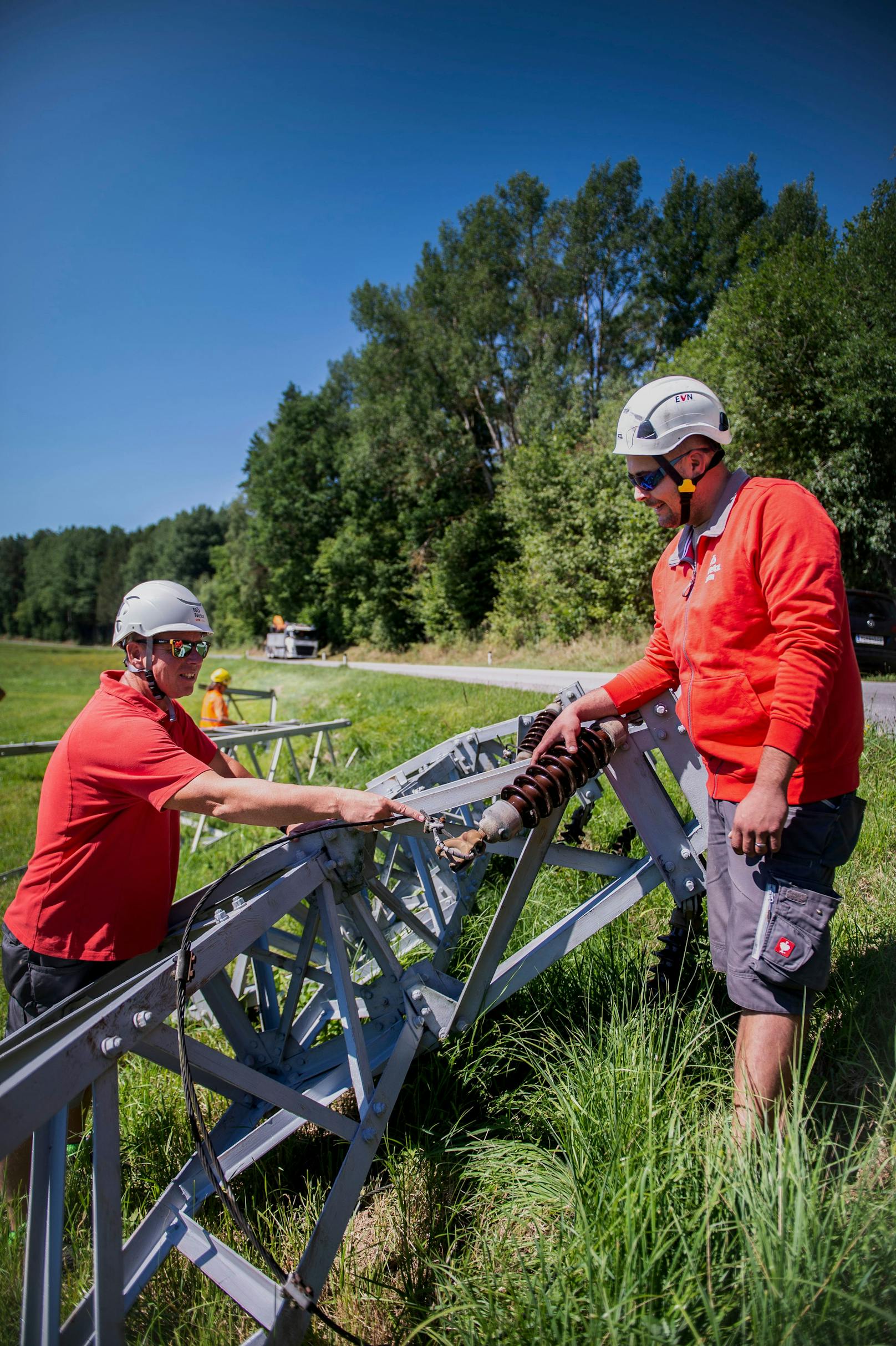 Netz NÖ Projektleiter Thomas Weintögl und Kollege Christoph Jeschko