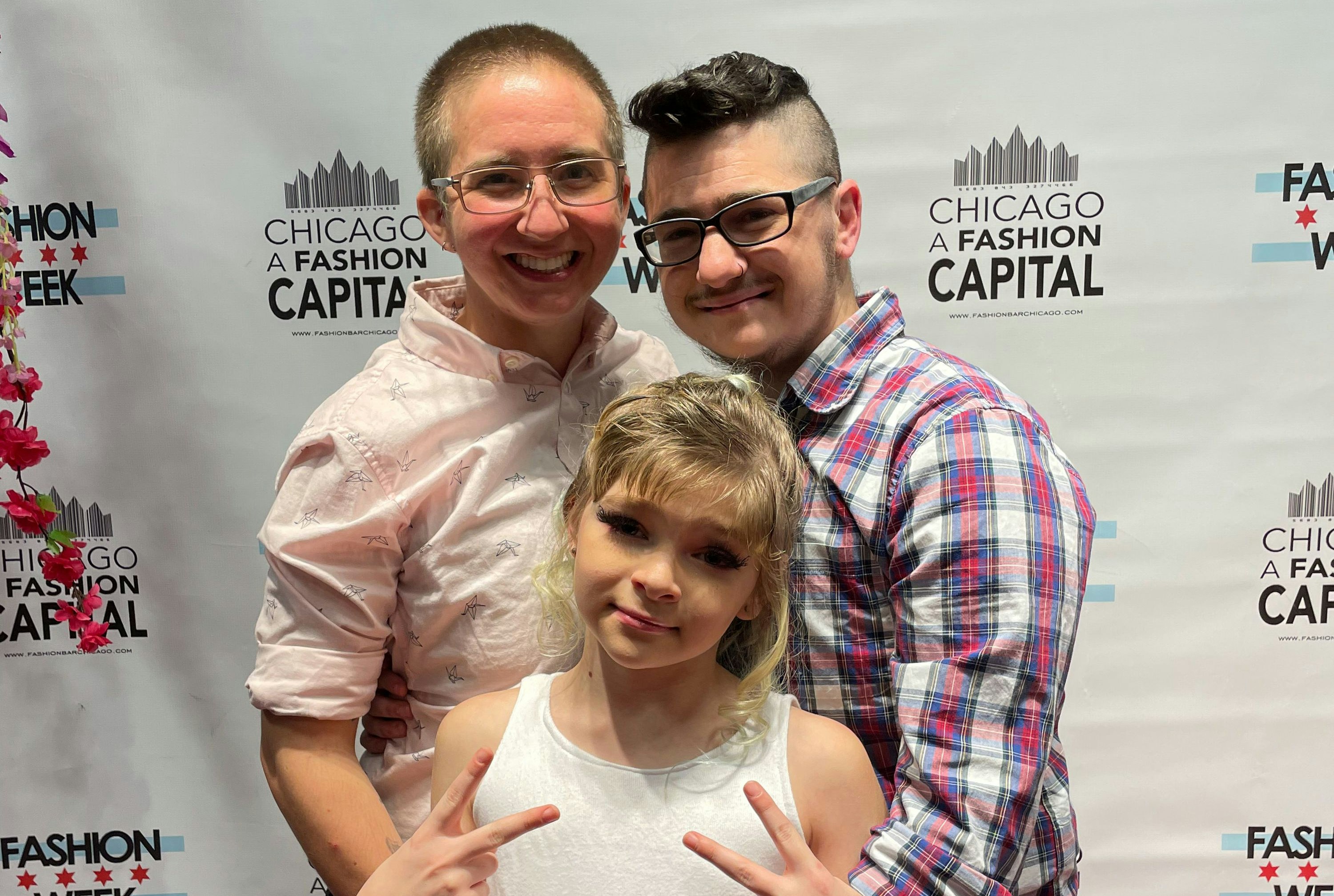 Noella (10), ihre leibliche Mutter Dee (links) und Ray.