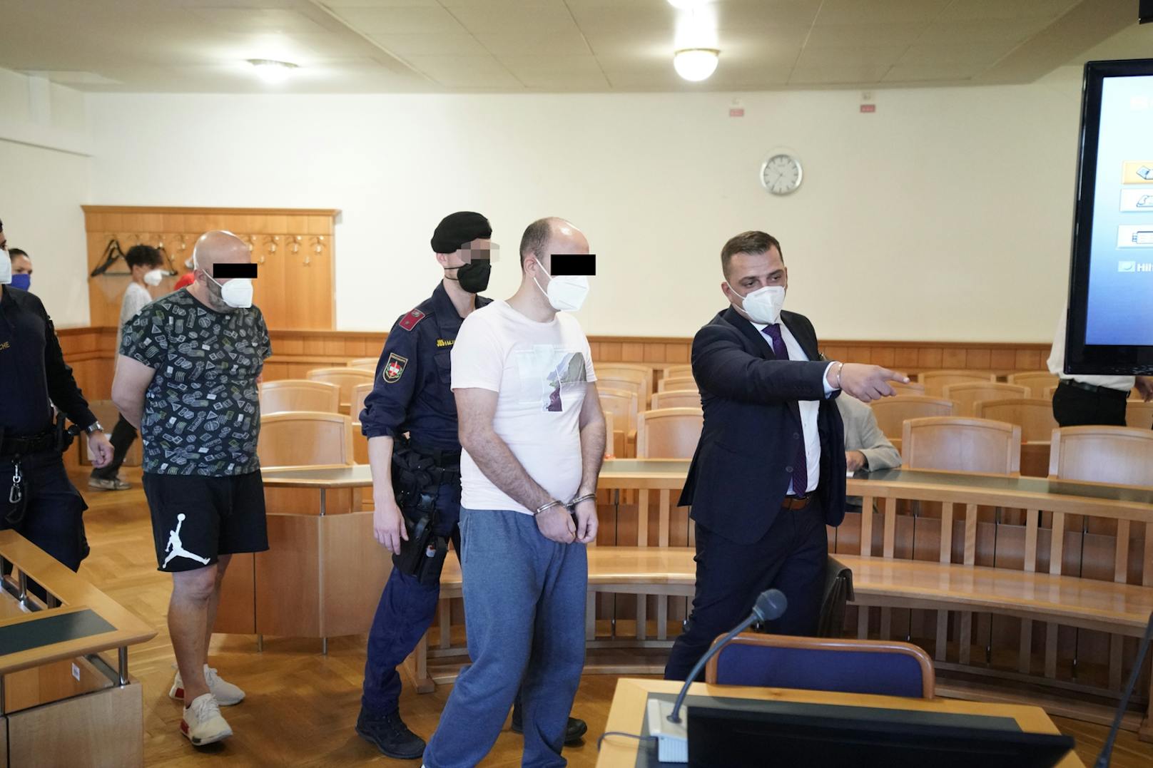 Die Angeklagten (34, 40) mit ihrem Anwalt Mirsad Musliu (r.) mussten vor das Wiener Landesgericht.
