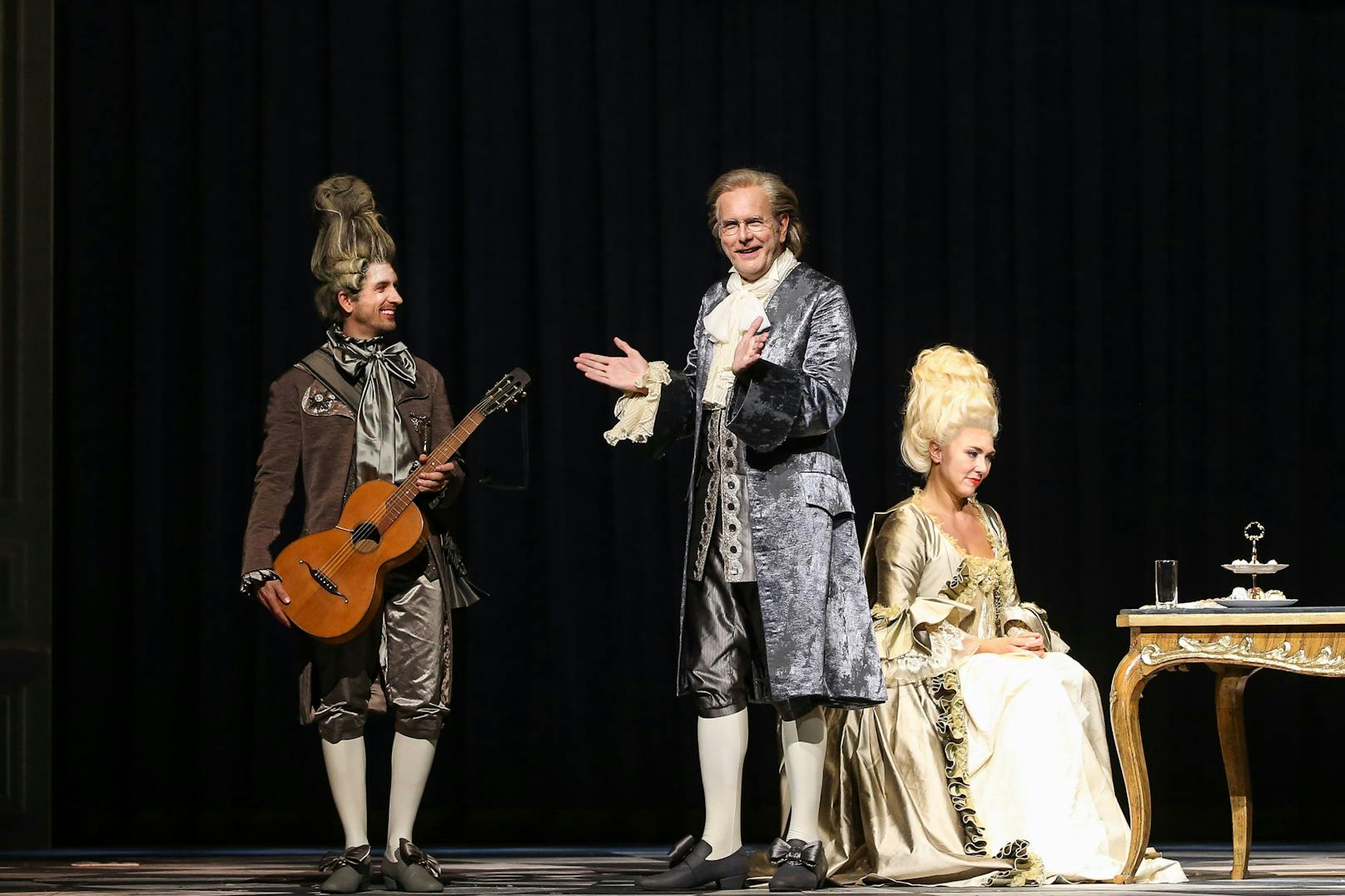 Harald Schmidt steht ab Samstag als Ludwig XV. in der Operette "Die Dubarry" auf der Bühne der Wiener Volksoper.