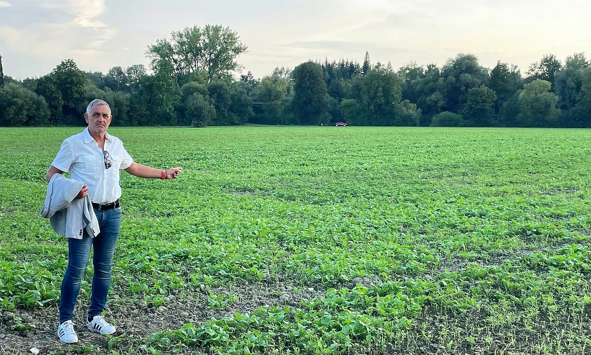 Bürgermeister Streicher auf dem Gelände, wo das Containerdorf entstehen könnte.