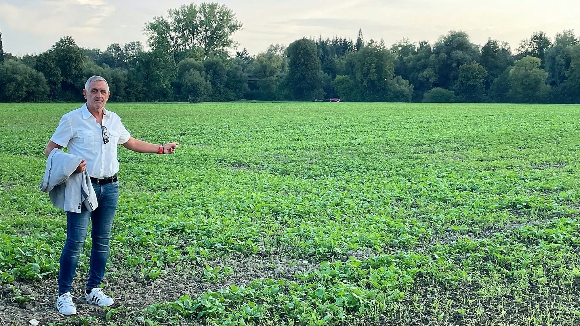 Bürgermeister Streicher auf dem Gelände, wo das Containerdorf entstehen könnte.