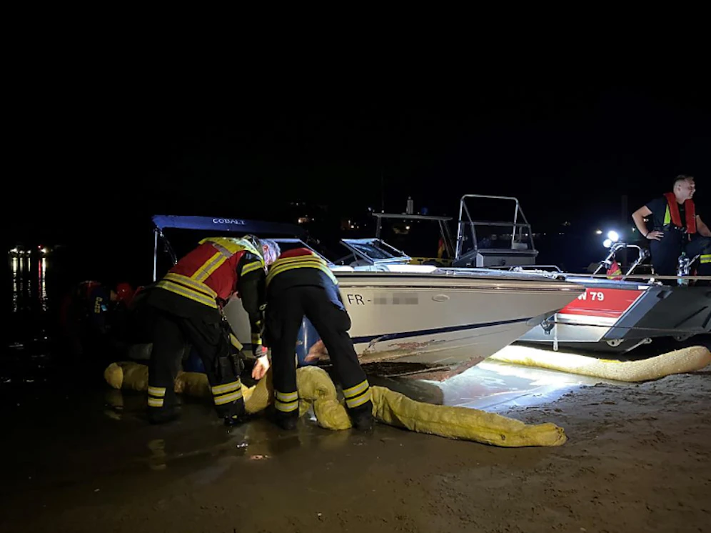 Das havarierte Boot konnte auf einer Sandbank gesichert werden. Beim Unfall in Rheinfelden kam eine Person ums Leben.