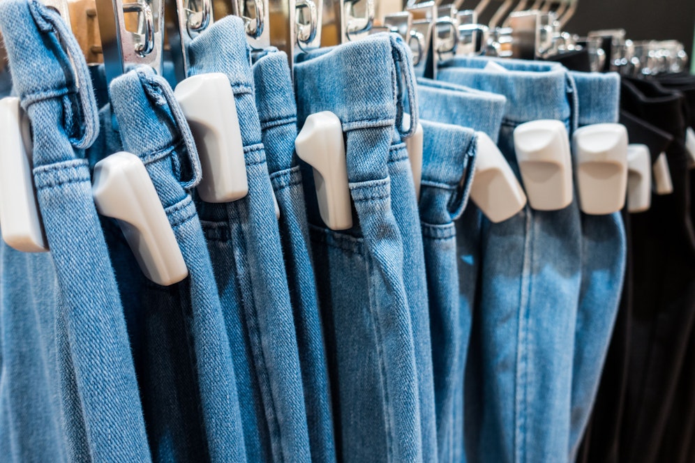 Die Verdächtigen wurden beobachtet, als sie Diebstahlssicherungen von den Kleidungsstücken entfernte. Symbolbild..