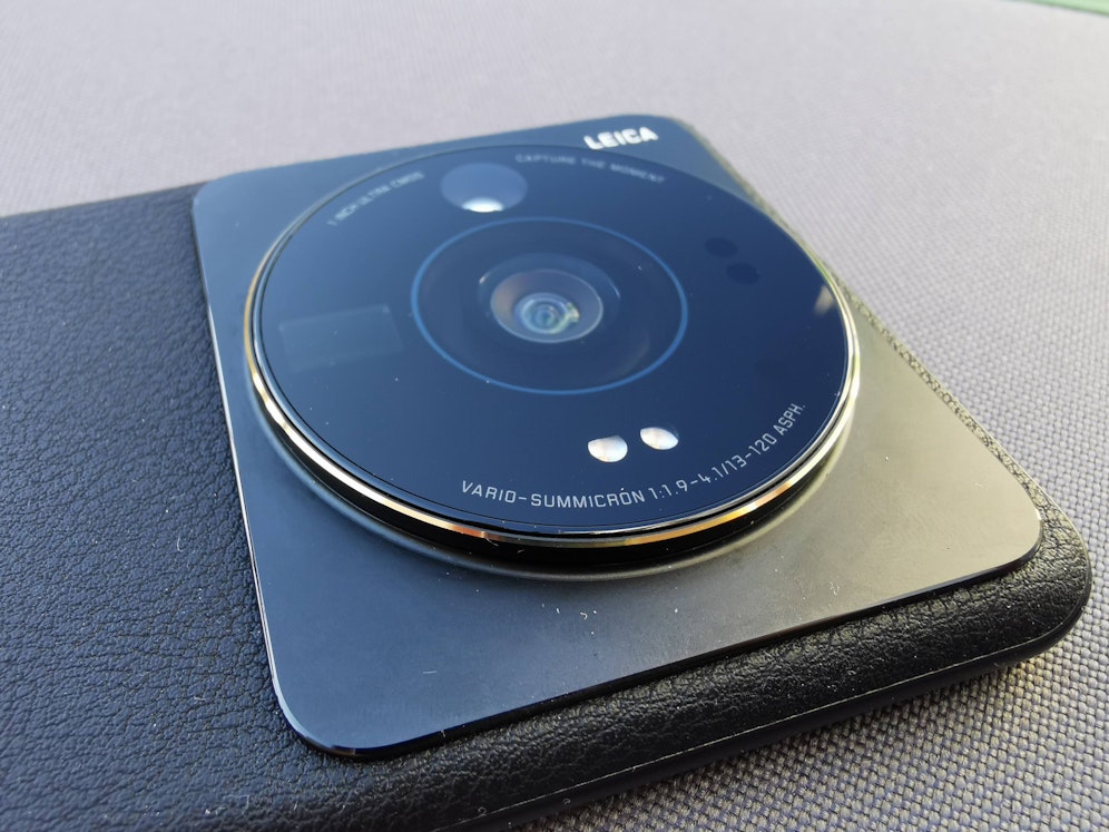 Das Xiaomi 12S Ultra im Test – Hingucker ist eindeutig das ultragroße Kameramodul des Smartphones.