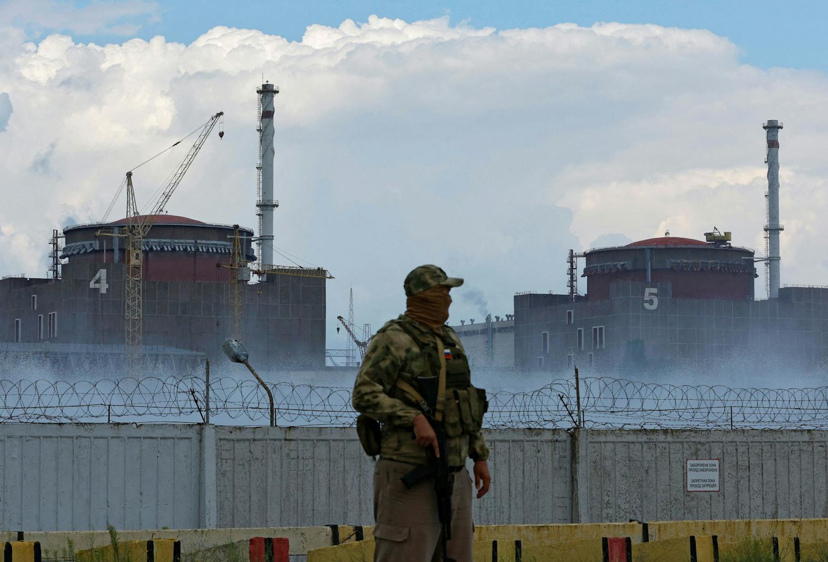 Ein prorussischer Kämpfer vor dem Atomkraftwerk Saporischschja