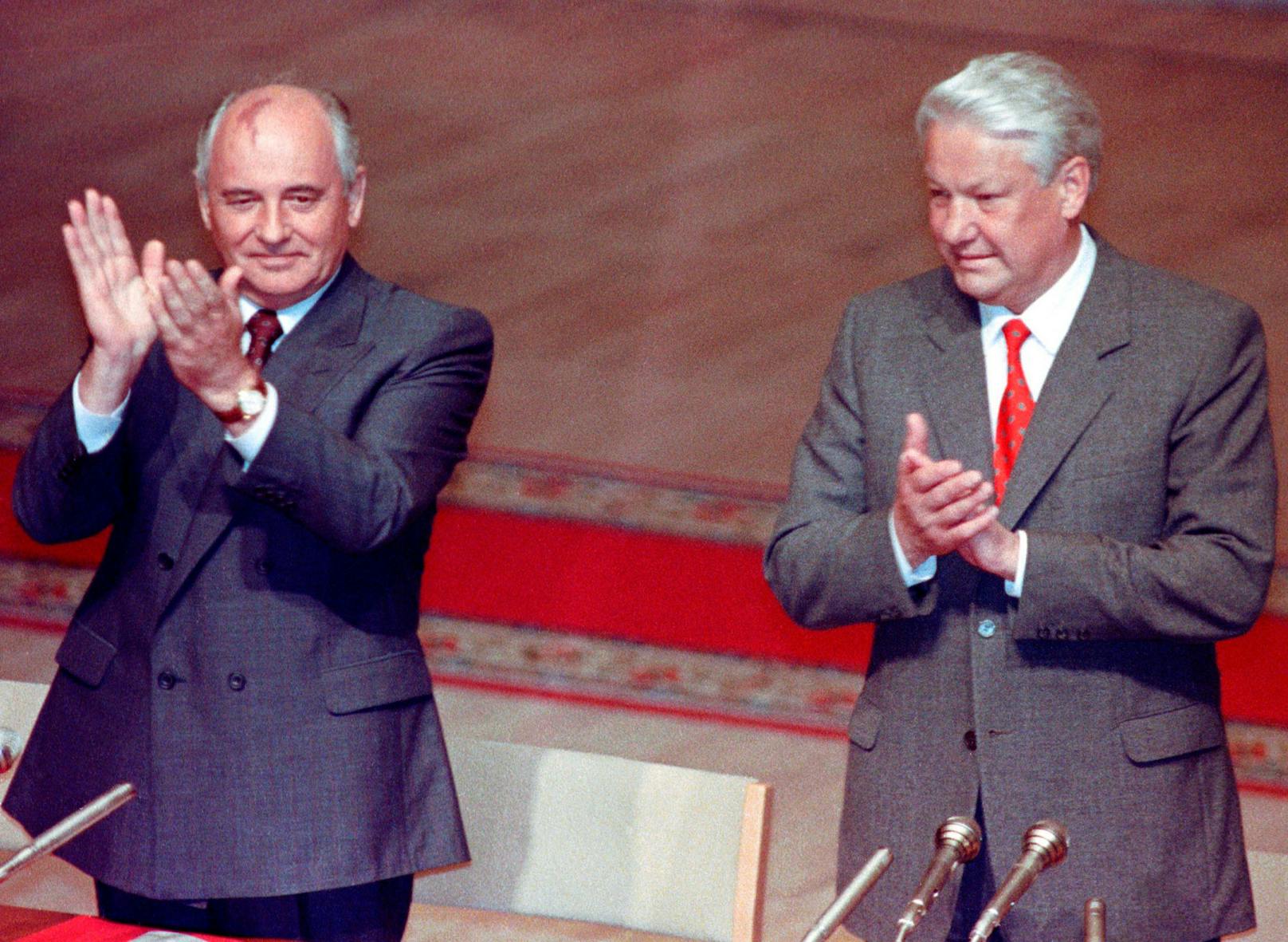 Gorbatschow (l.) mit seinem Nachfolger Boris Jelzin (r.) im Jahr 1991 in Moskau.