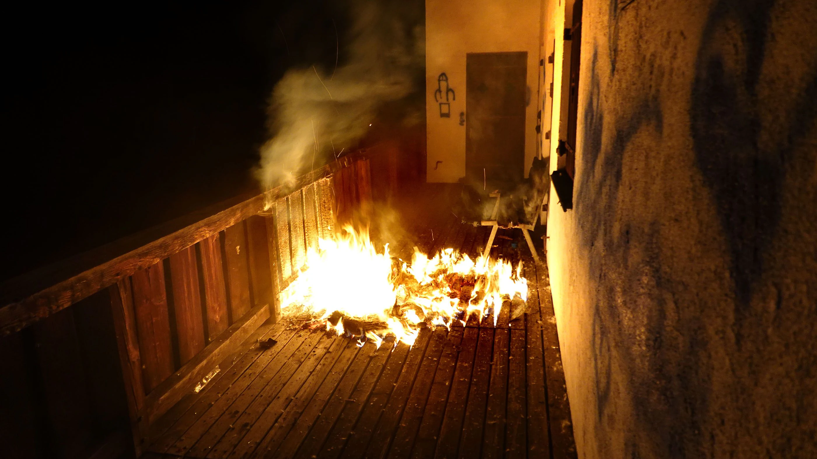 Das Feuer brach am Balkon der Villa aus.