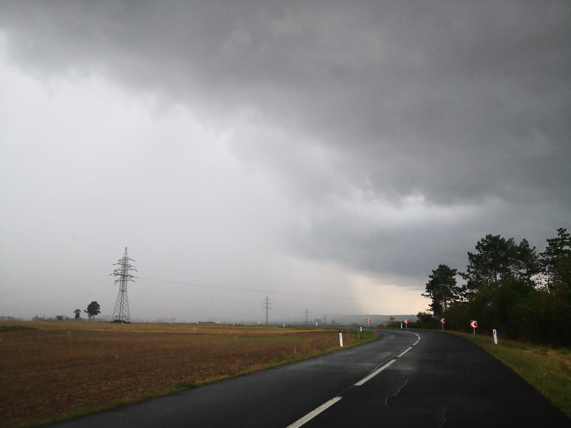 Eine Regenwand zieht über das Burgenland am 28. August 2022. Archivbild.