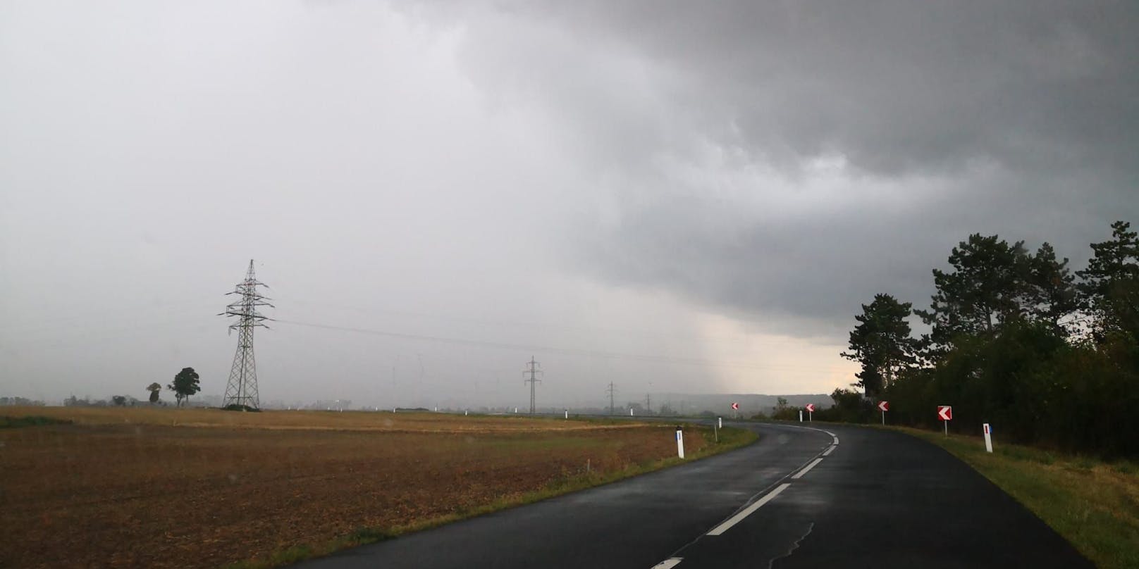 Eine Regenwand zieht über das Burgenland am 28. August 2022. Archivbild.