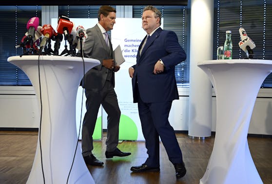 Bürgermeister Michael Ludwig (r.) und Finanzstadtrat Peter Hanke im Rahmen der Pressekonferenz zur Wien Energie am 30. August 2022. 