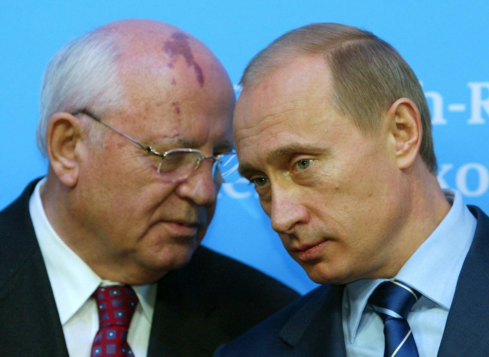 Gorbatschow mit einem noch deutlich jüngeren Wladimir Putin 2004.