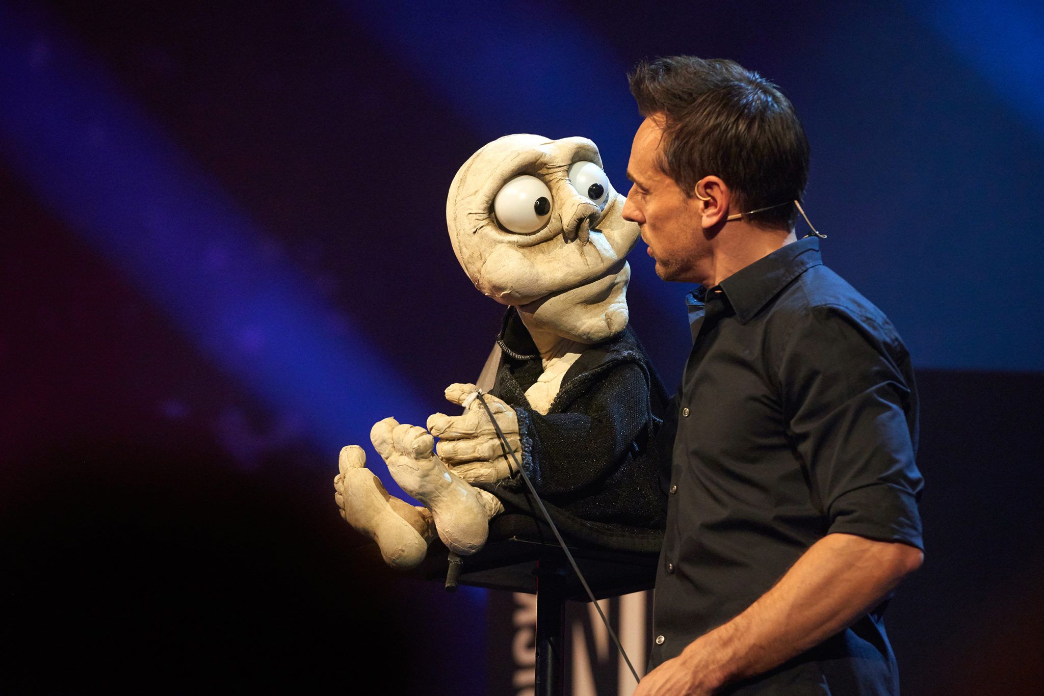 Comedian, Zauberkünstler und Bauchredner Tricky Niki ist fast nie allein.