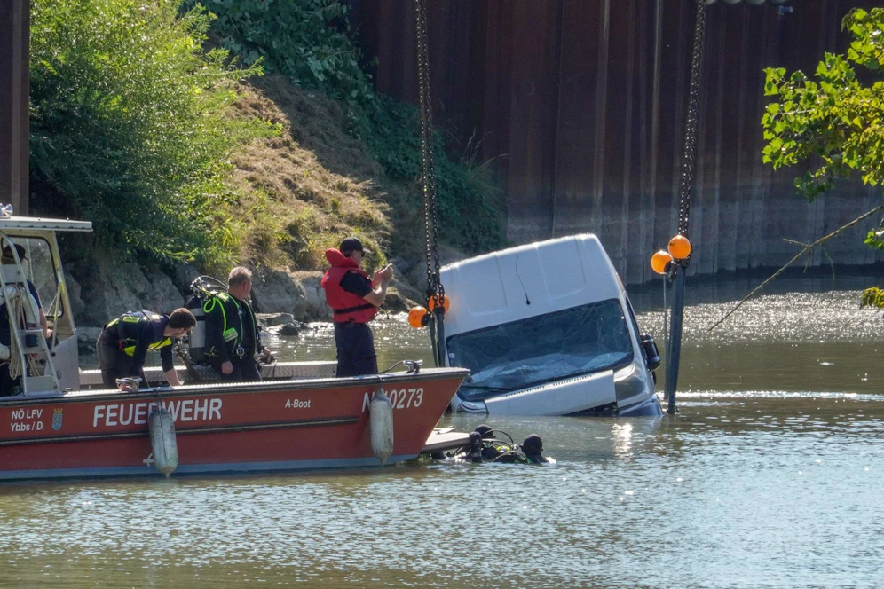 Kleintransporter stürzte in Ybbs in die Donau