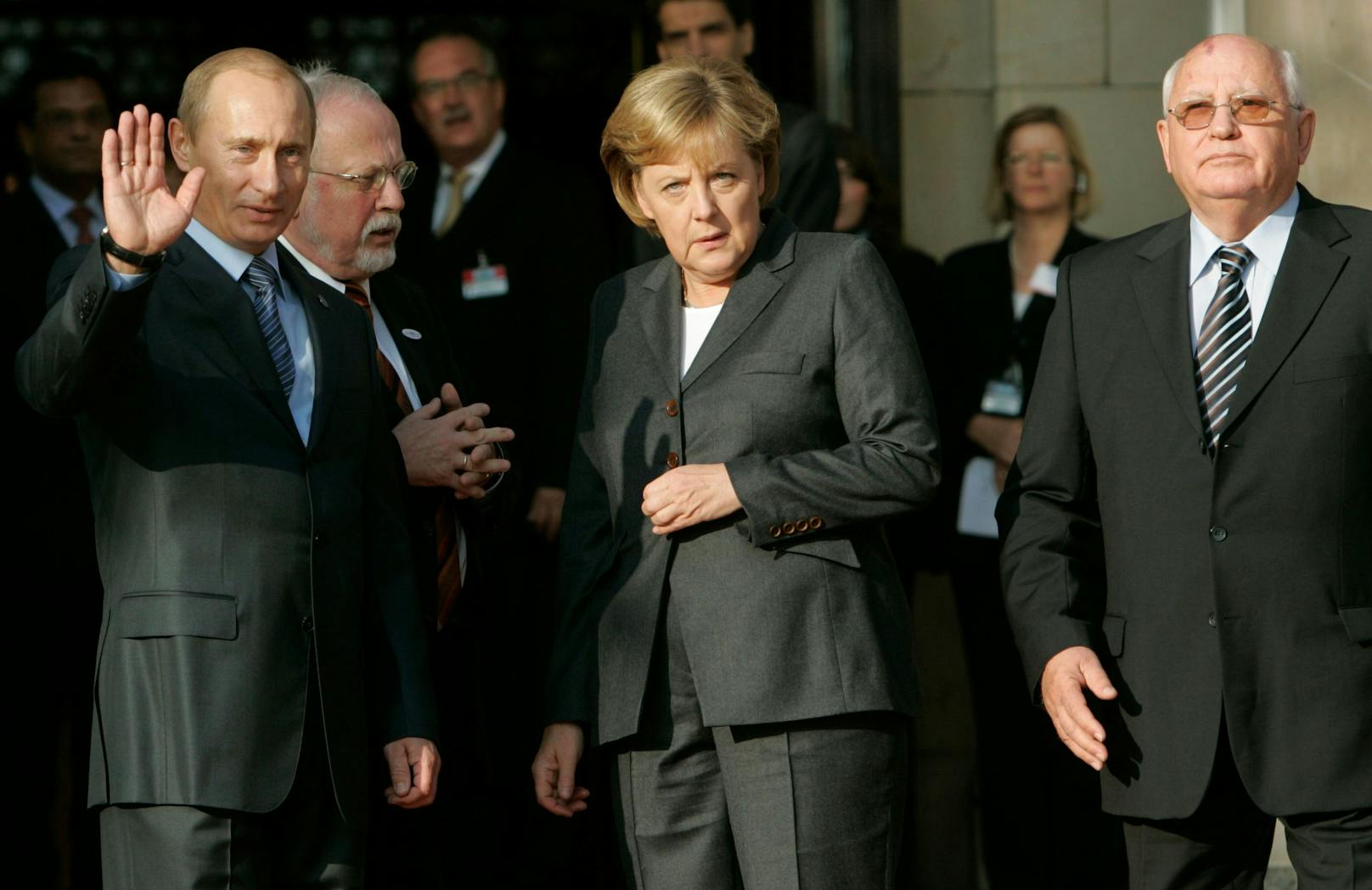 Drei Jahre später waren beide für deutsch-russische Dialoge bei Schröder-Nachfolgerin Angela Merkel zu Besuch.