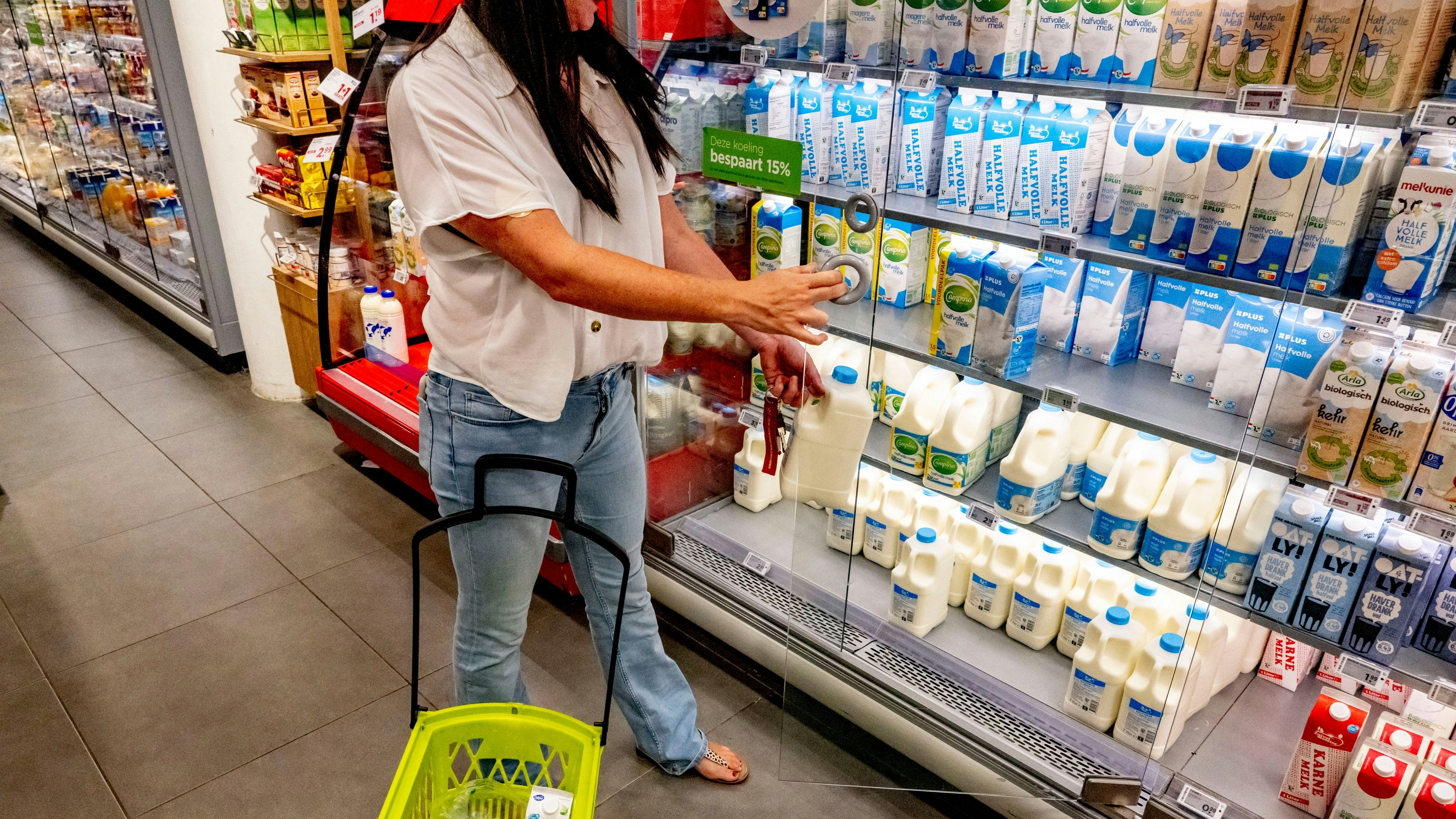 Download von www.picturedesk.com am 30.08.2022 (11:59).  ACT -- THE HAGUE - A customer is shopping in a supermarket. Without new policy, the purchasing power of households will fall by 6.8 percent this year, only to recover slightly by 0.6 percent next year. This is stated in estimates by the Central Planning Bureau (CPB) Robin Utrecht.THE HAGUE - A customer is shopping in a supermarket. Without new policy, the purchasing power of households will fall by 6.8 percent this year, only to recover slightly by 0.6 percent next year. This is stated in estimates by the Central Planning Bureau (CPB) Robin Utrecht. - 20220822_PD2449 - Rechteinfo: Rights Managed (RM)