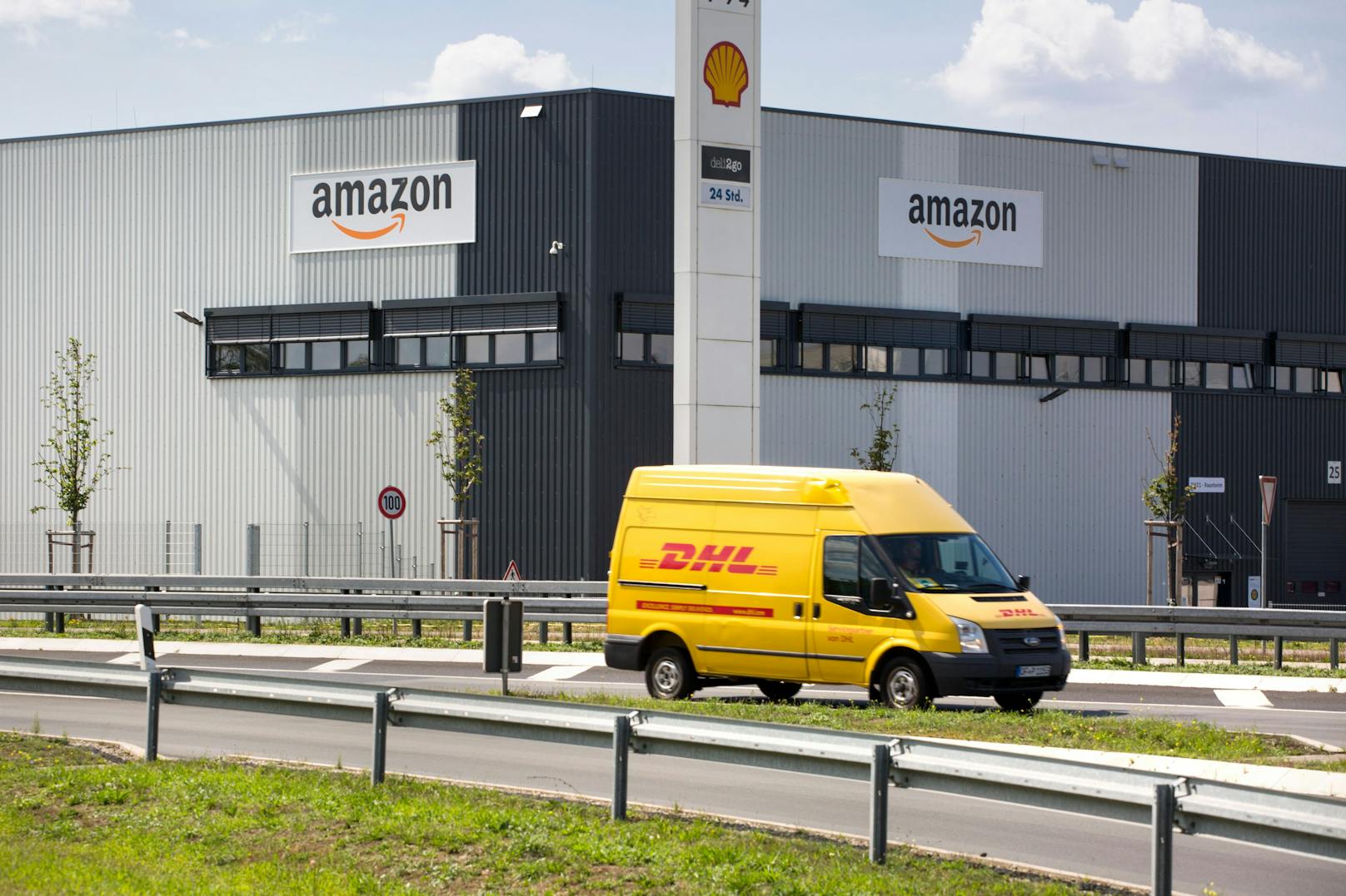 DHL hat seine Versandbedingungen geändert: Amazon-Kunden freuen sich darüber.