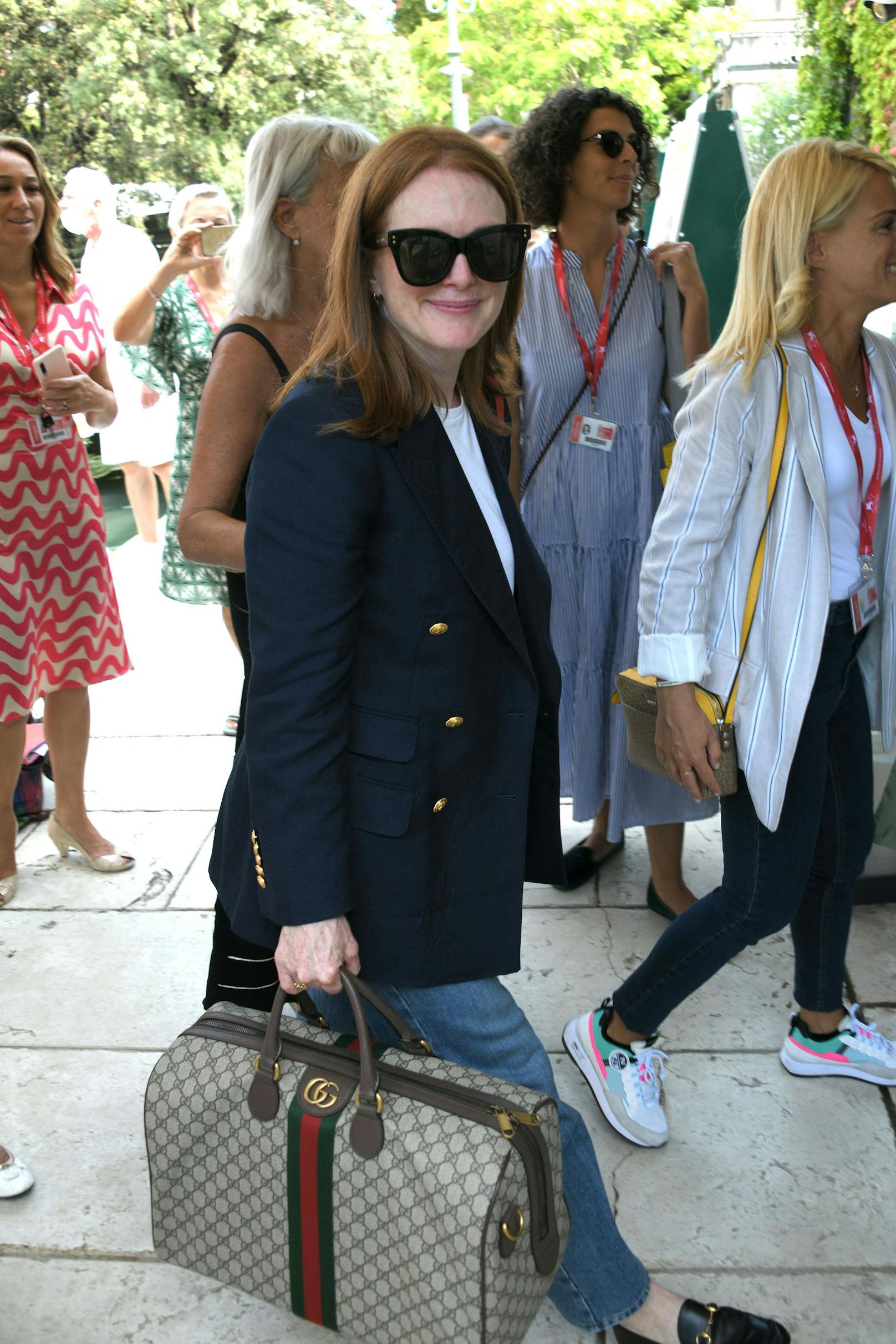 Stilecht reist sie in einem Blazer und Taschen von dem italienischen Modelabel Gucci an. 