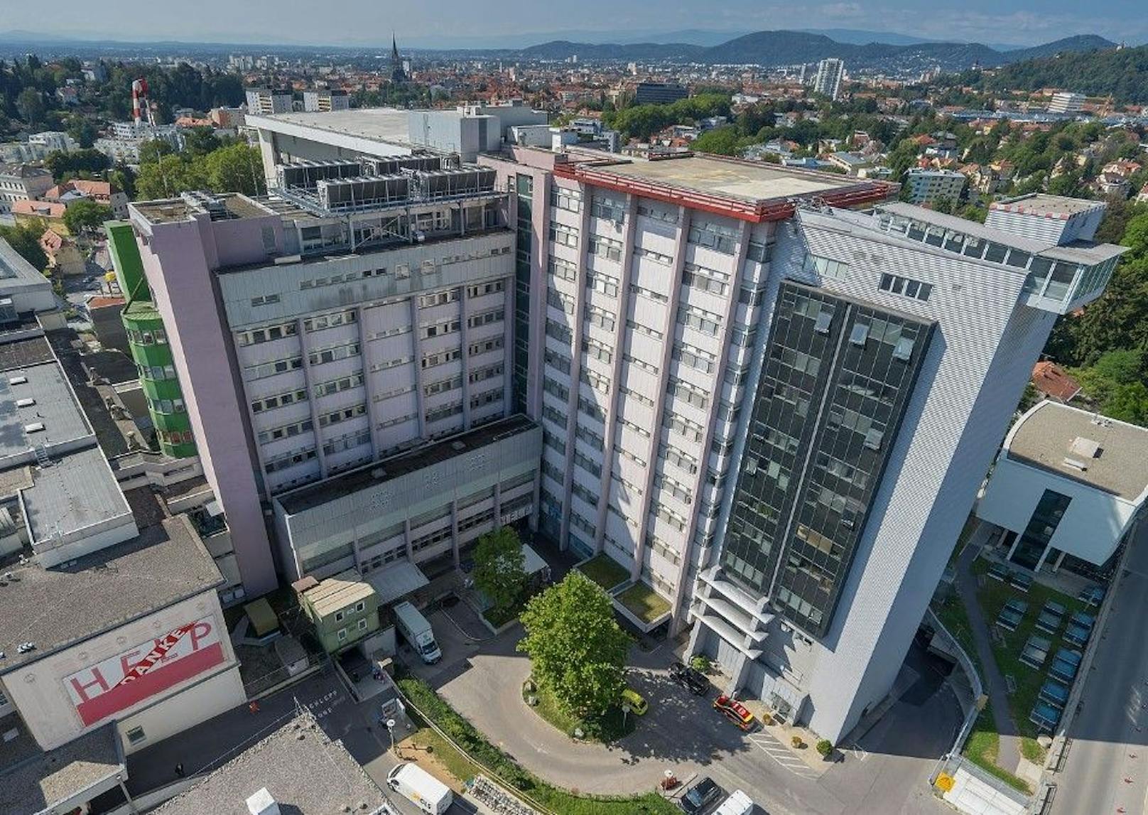 Die Frau liegt derzeit im Krankenhaus in Graz in einem Spezialbett für Verbrennungsopfer.