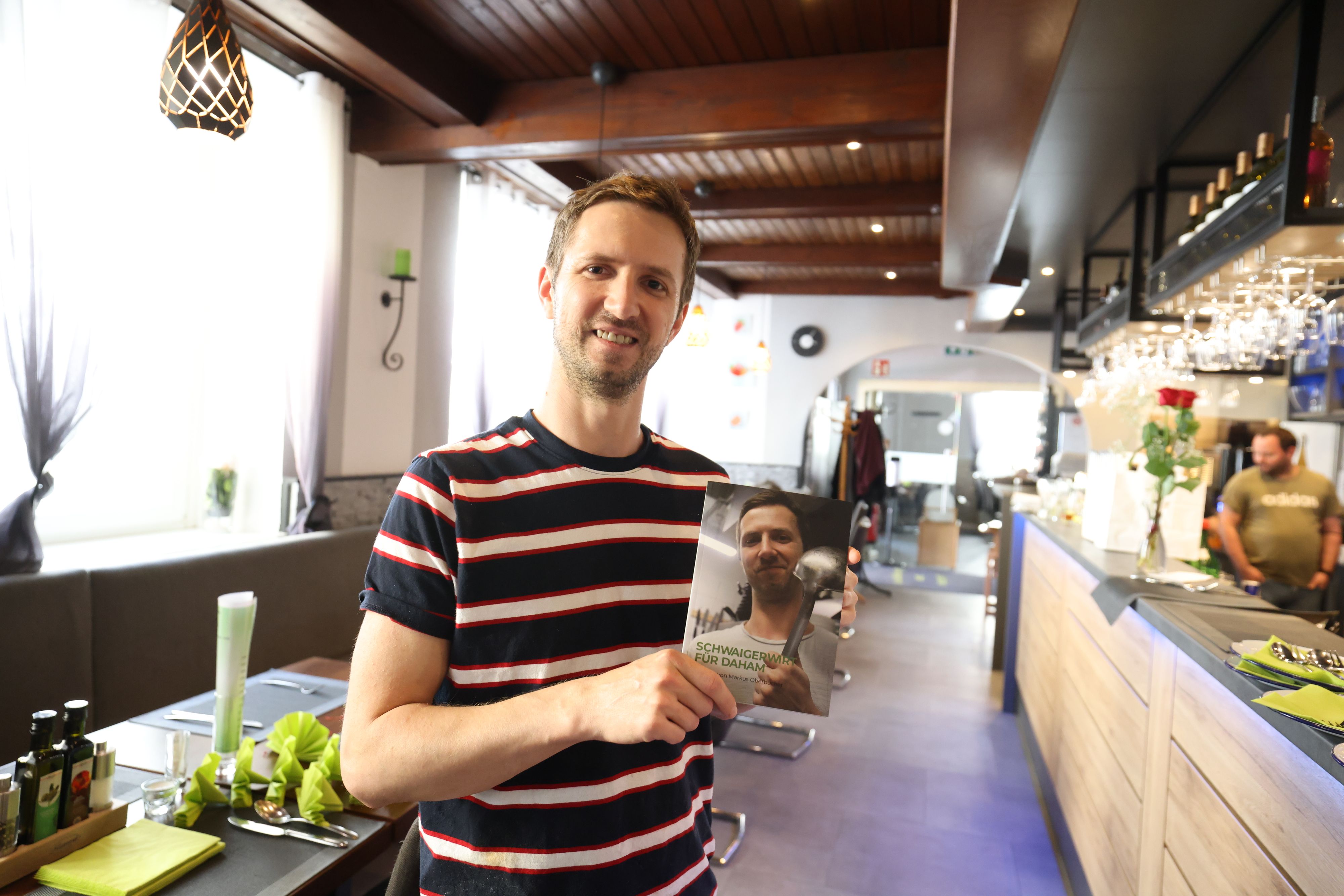 Markus Oberbucher (39) vom Wiener Schwaigerwirt will angesichts der Teuerung mit seinem neuen Kochbuch zeigen, wie man kostengünstig satt wird.