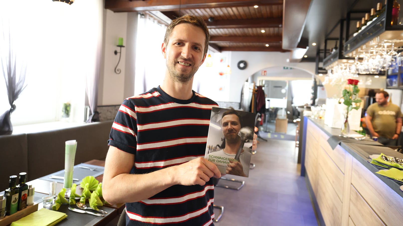 Markus Oberbucher (39) vom Wiener Schwaigerwirt will angesichts der Teuerung mit seinem neuen Kochbuch zeigen, wie man kostengünstig satt wird.