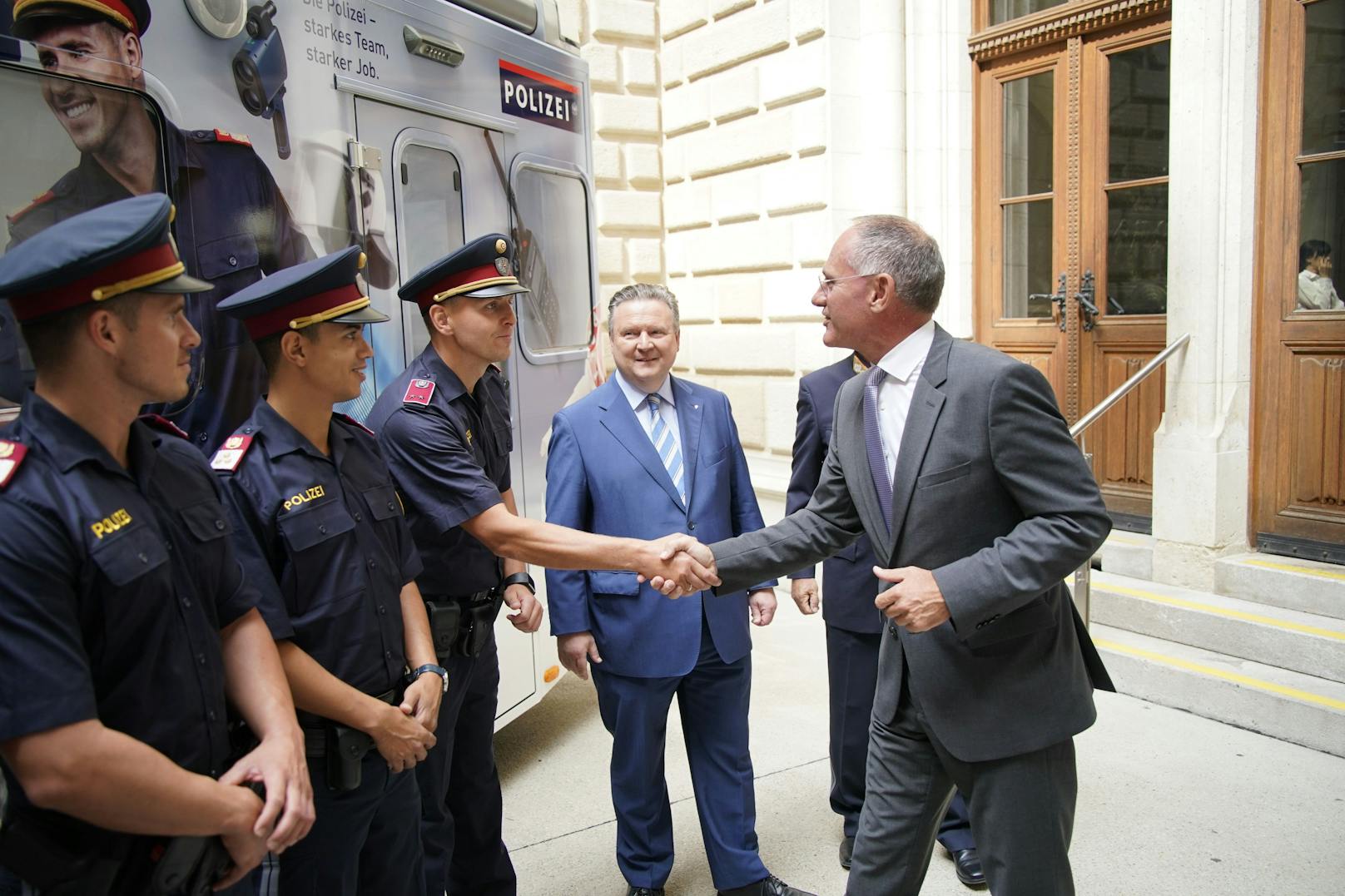 Innenminister Gerhard Karner bedankte sich persönlich bei den Beamten.