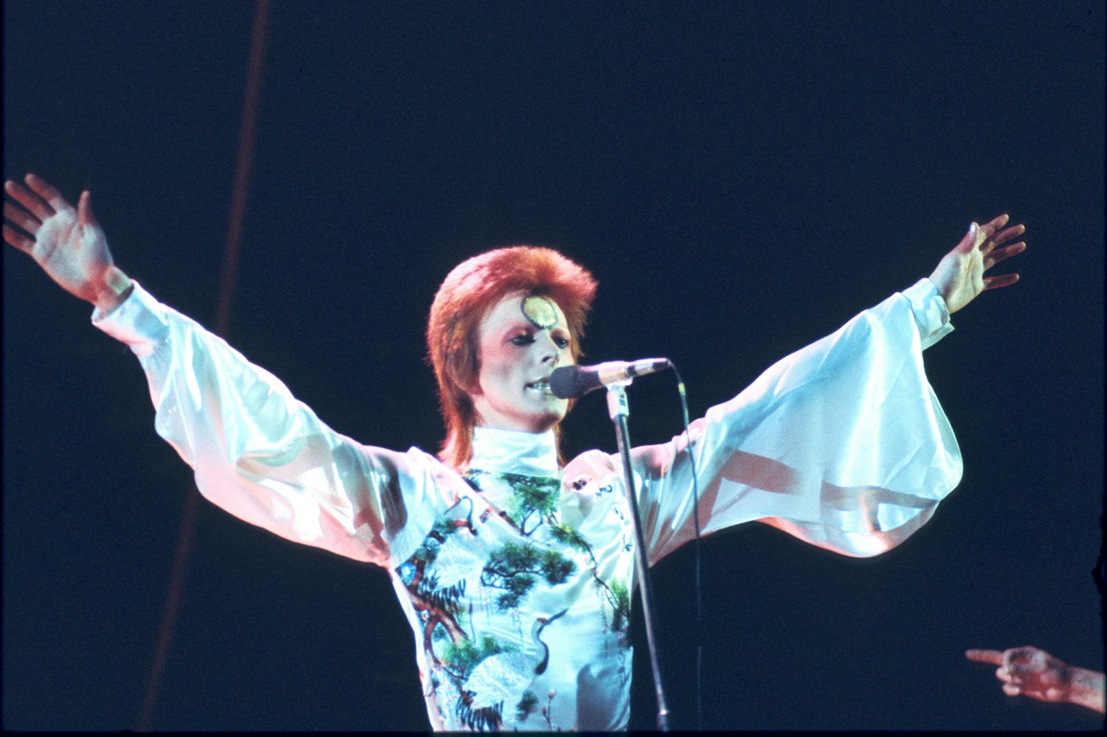 David Bowie auf der Bühne als Alter Ego Ziggy Stardust im Jahre 1973.