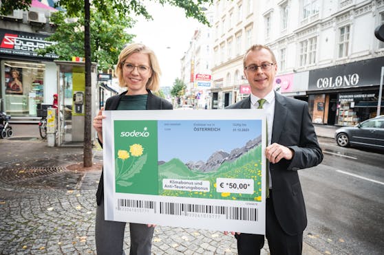 Klimaschutzministerin Leonore Gewessler und Andreas Sticha, Geschäftsführer von Sodexo Benefits and Rewards Services Austria.