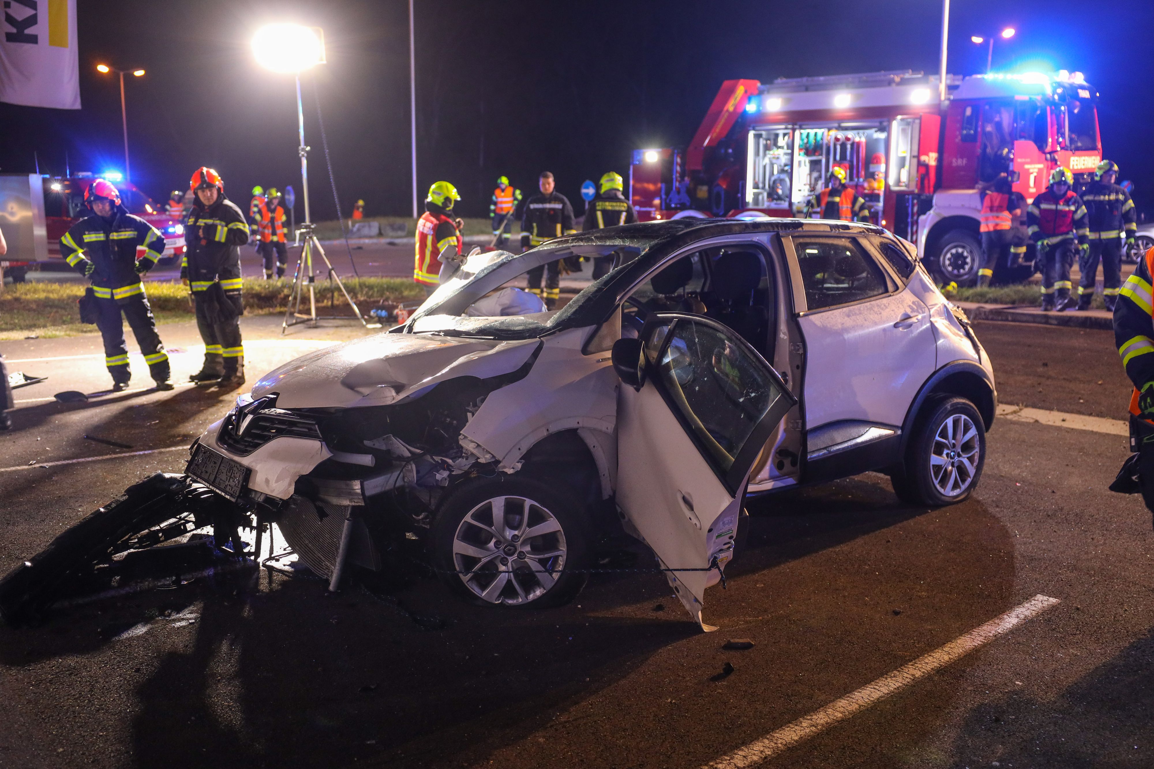 Renault-Lenkerin Bei Crash In Auto-Wrack Eingeklemmt | Heute.at