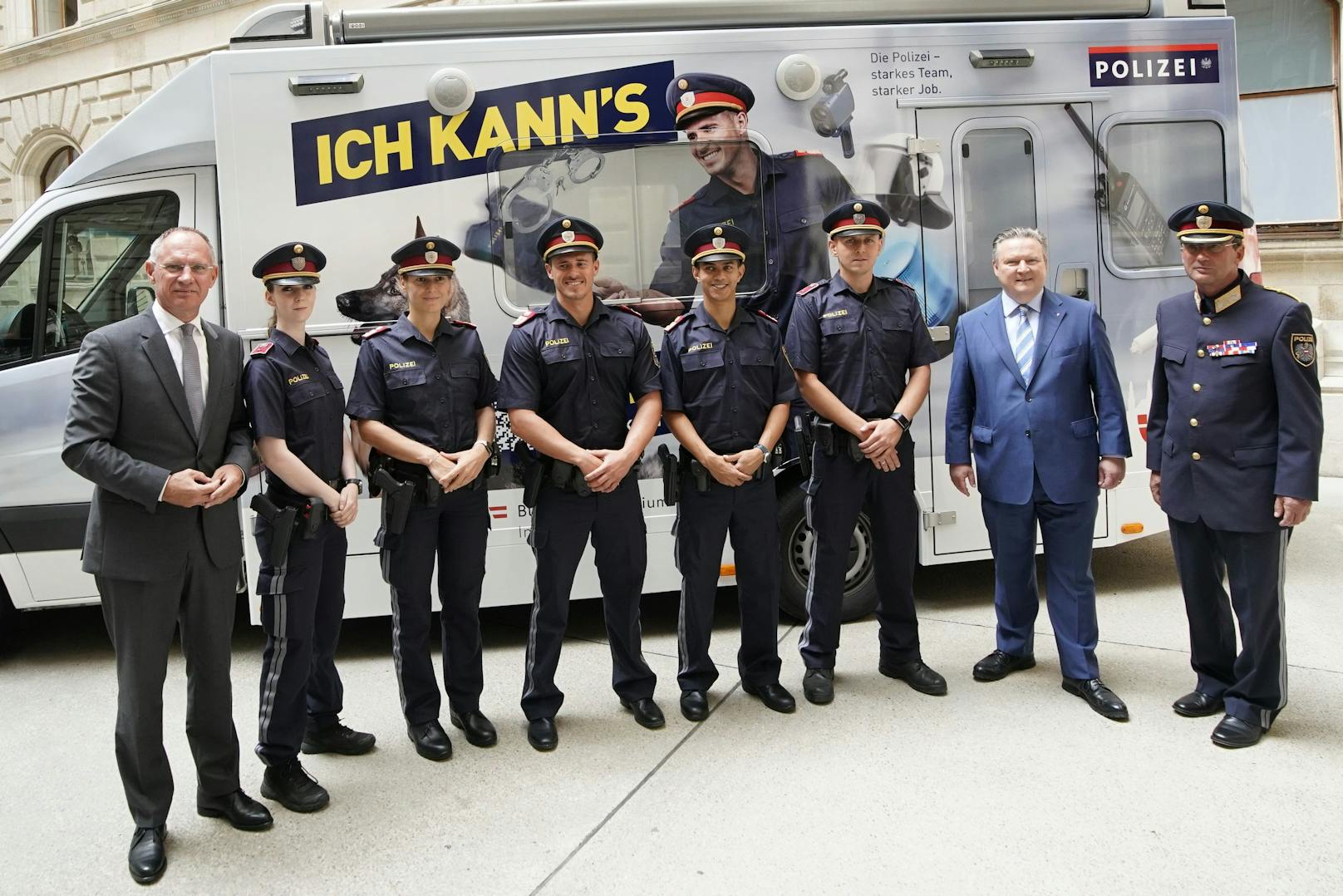 Innenminister Gerhard Karner (li.), Bürgermeister Michael Ludwig (2.v.re.) und&nbsp;Polizeipräsident Gerhard Pürstl (re.) präsentierten gemeinsam mit den Testimonials die neue Kampagne.