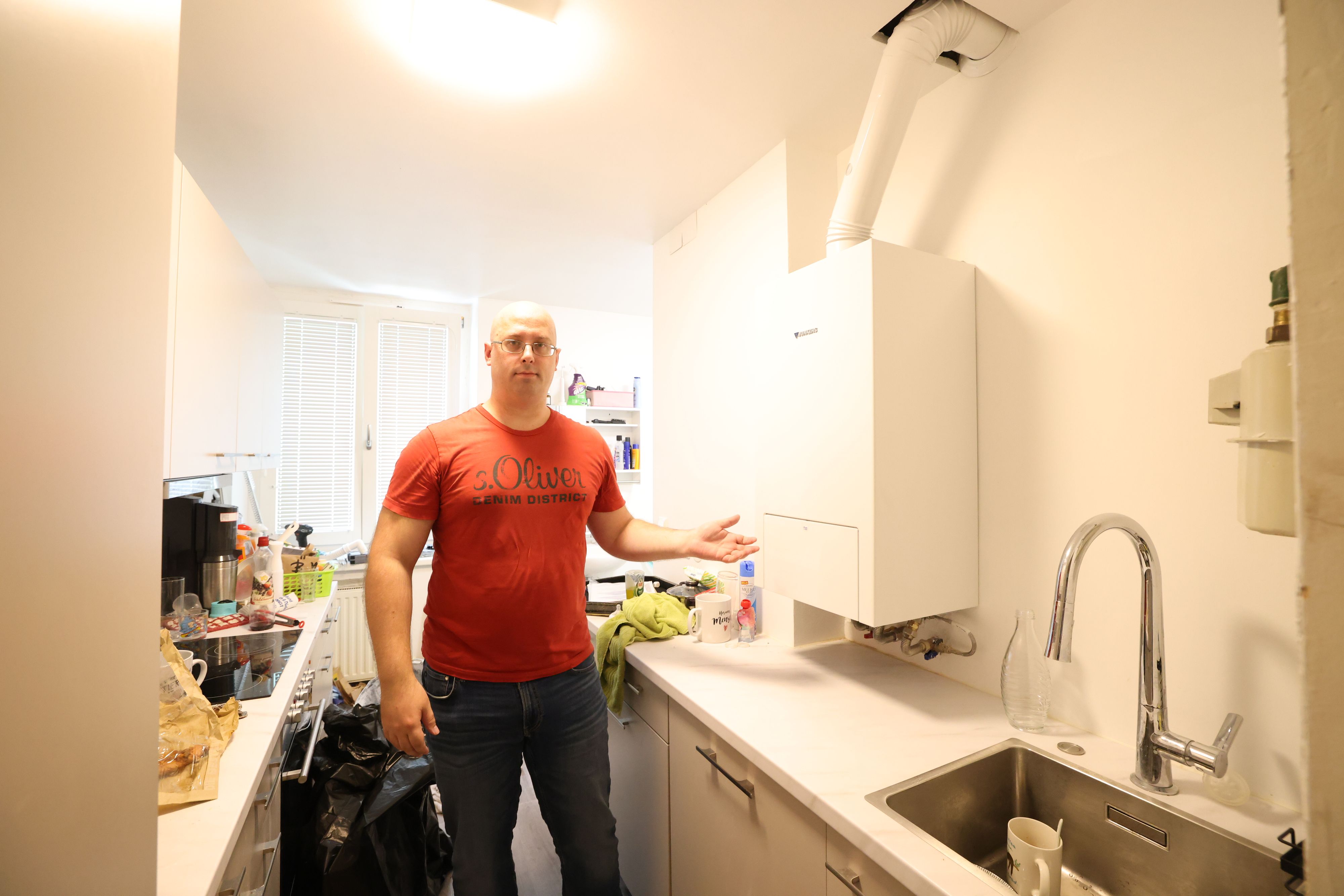 Rainer Z. (39) weiß nicht mehr weiter. Gas- und Wasserzuleitung sind kaputt, die Wohnung ist unbewohnbar.