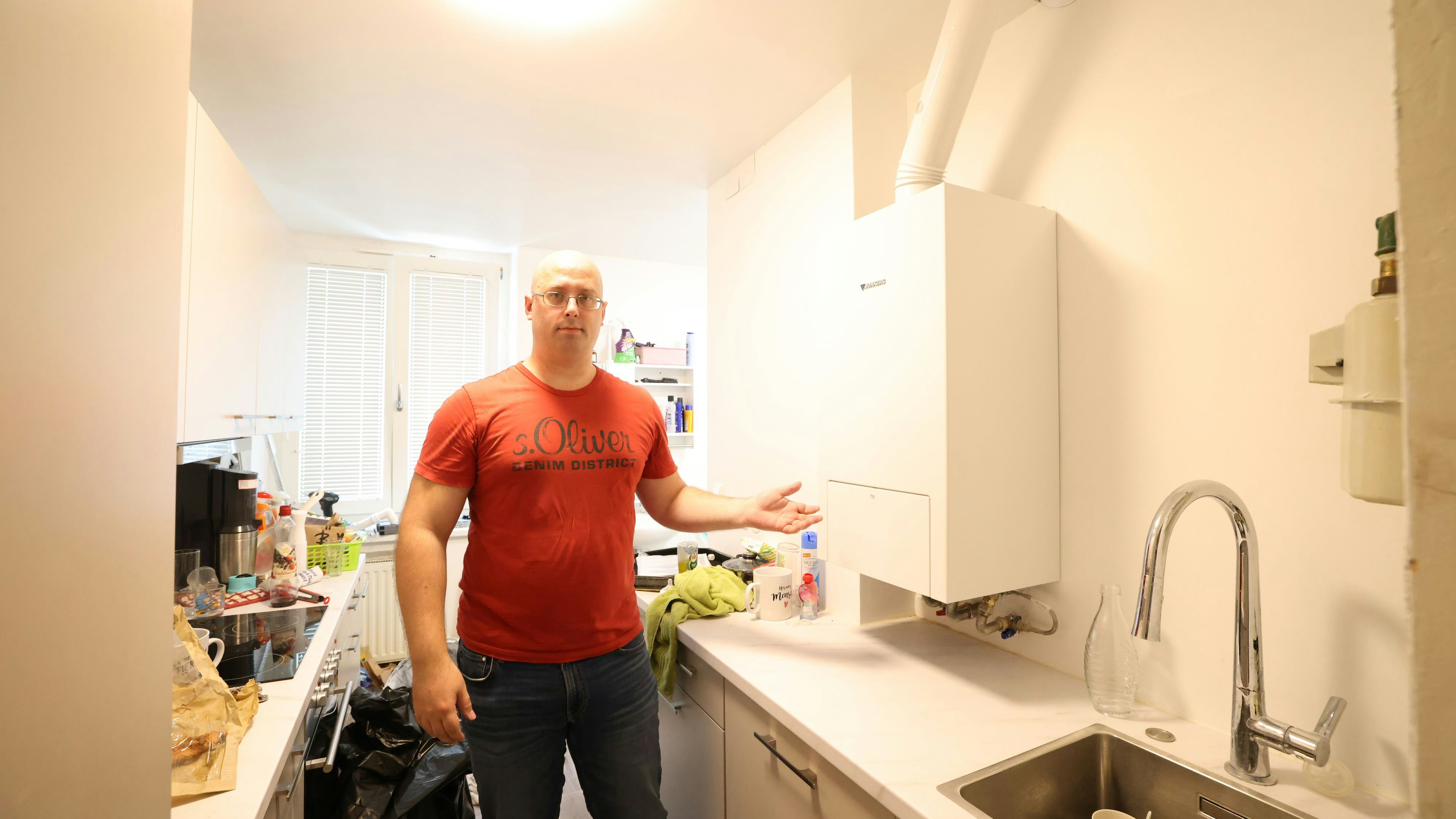 Rainer Z. (39) in seiner neuen Wohnung. Gasleitung und Wasserzuleitung sind kaputt