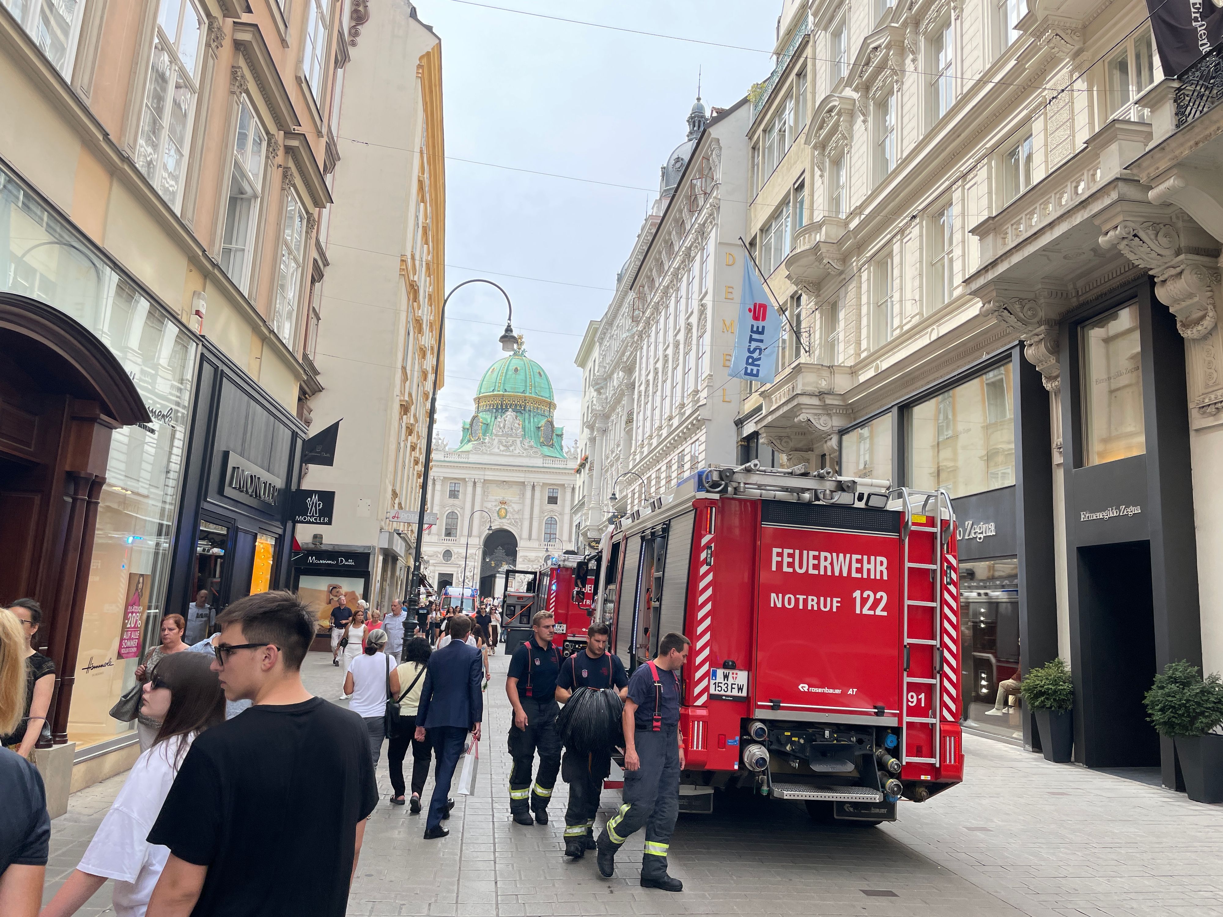 Feuerwehr vor dem Café Demel am Wiener Kohlmarkt.